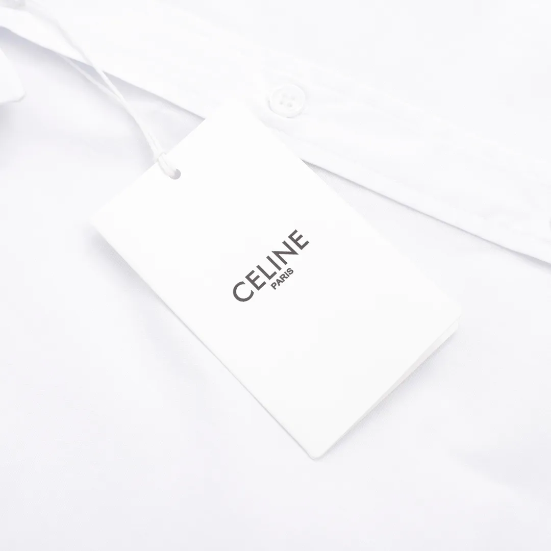 🅿️380 local pick-up CELINE/Celine poplin long-sleeved shirt with embroidery on the chest. A boutique work of business and leisure, 23 simultaneous counter casual shirts, the same style as celebrities! A typical representative of luxury consumer goods, full of high-end feel and long historical charm. It always captures people's hearts with its unique French style design! This shirt is made of imported cotton poplin. The fabric is fine and smooth, soft and breathable. The upper body is very comfortable. The French letter embroidery signature embellishment on the collar is both luxurious and shows a different style, giving a distinctive sense of luxury. It is very eye-catching when worn alone, and wearing a suit jacket can not block its luxurious atmosphere. With smooth and three-dimensional cutting technology, the upper body is tall and capable. SIZE：XS-L