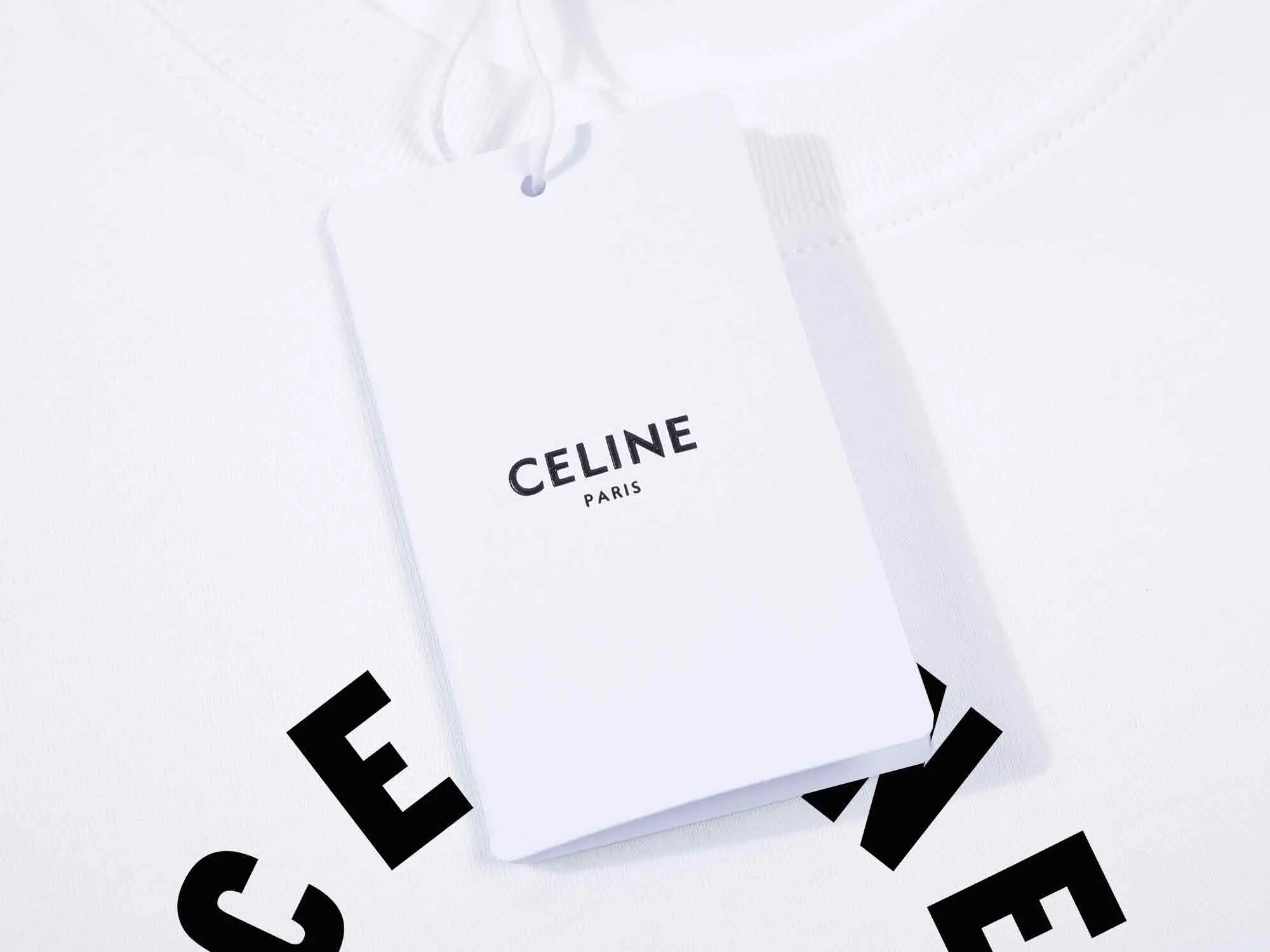 🅿️170 Celin* Celine printed letters‼ ️Short-sleeved T-shirt® *Customized 280g cotton fabric, the fabric is soft, skin-friendly and comfortable *Laminated letter logo on the front *A very simple and elegant one that is unparalleled in terms of upper body comfort, interpreting your luxury and taste, and creating your fashionable charm. ⚠️Washing method: It is recommended to dry clean or wrap the reverse side in a laundry bag and machine wash it quickly in cold water and let it dry naturally! ⚠️ Unisex style 𝐂𝐎𝐋𝐎𝐔𝐑: White Black 𝐒𝐈𝐙𝐄: S-XL