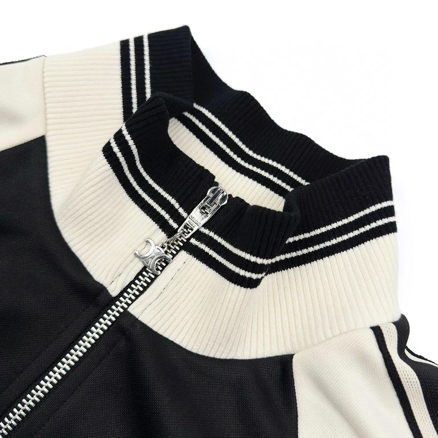🅿️530 [Exclusive supply] Celine Arc de Triomphe embroidered jacket, originally purchased for RMB 14,000 and developed. The fabric is made of custom-made double-sided satin. It is delicate and smooth, as if caressing the early morning dew. It is comfortable and close to the skin. It is embellished with the iconic CELINE Arc de Triomphe embroidery and decorated with contrasting ribbons for sublimation. Black and off-white cleverly collide to enhance the visual impact. Simple yet stylish. Fashion and comfort coexist, playing the forefront of fashion. Unlock a new youthful attitude. Adopt imported machine embroidery technology, use advanced computer control systems and precision mechanical components to achieve Arc de Triomphe embroidery with high precision and smooth and delicate lines. The fabrics have been washed to give them a better feel and texture. They are not easy to deform, shrink or fade, and maintain their long-lasting beauty. Size:S-M-L-XL