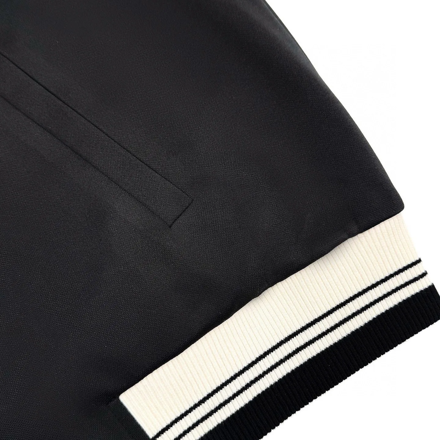 🅿️530 [Exclusive supply] Celine Arc de Triomphe embroidered jacket, originally purchased for RMB 14,000 and developed. The fabric is made of custom-made double-sided satin. It is delicate and smooth, as if caressing the early morning dew. It is comfortable and close to the skin. It is embellished with the iconic CELINE Arc de Triomphe embroidery and decorated with contrasting ribbons for sublimation. Black and off-white cleverly collide to enhance the visual impact. Simple yet stylish. Fashion and comfort coexist, playing the forefront of fashion. Unlock a new youthful attitude. Adopt imported machine embroidery technology, use advanced computer control systems and precision mechanical components to achieve Arc de Triomphe embroidery with high precision and smooth and delicate lines. The fabrics have been washed to give them a better feel and texture. They are not easy to deform, shrink or fade, and maintain their long-lasting beauty. Size:S-M-L-XL