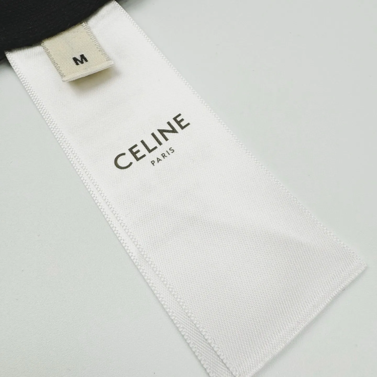 🅿️530 [Exclusive supply] Celine Arc de Triomphe embroidered jacket, originally purchased for RMB 14,000 and developed. The fabric is made of custom-made double-sided satin. It is delicate and smooth, as if caressing the early morning dew. It is comfortable and close to the skin. It is embellished with the iconic CELINE Arc de Triomphe embroidery and decorated with contrasting ribbons for sublimation. Black and off-white cleverly collide to enhance the visual impact. Simple yet stylish. Fashion and comfort coexist, playing the forefront of fashion. Unlock a new youthful attitude. Adopt imported machine embroidery technology, use advanced computer control systems and precision mechanical components to achieve Arc de Triomphe embroidery with high precision and smooth and delicate lines. The fabrics have been washed to give them a better feel and texture. They are not easy to deform, shrink or fade, and maintain their long-lasting beauty. Size:S-M-L-XL