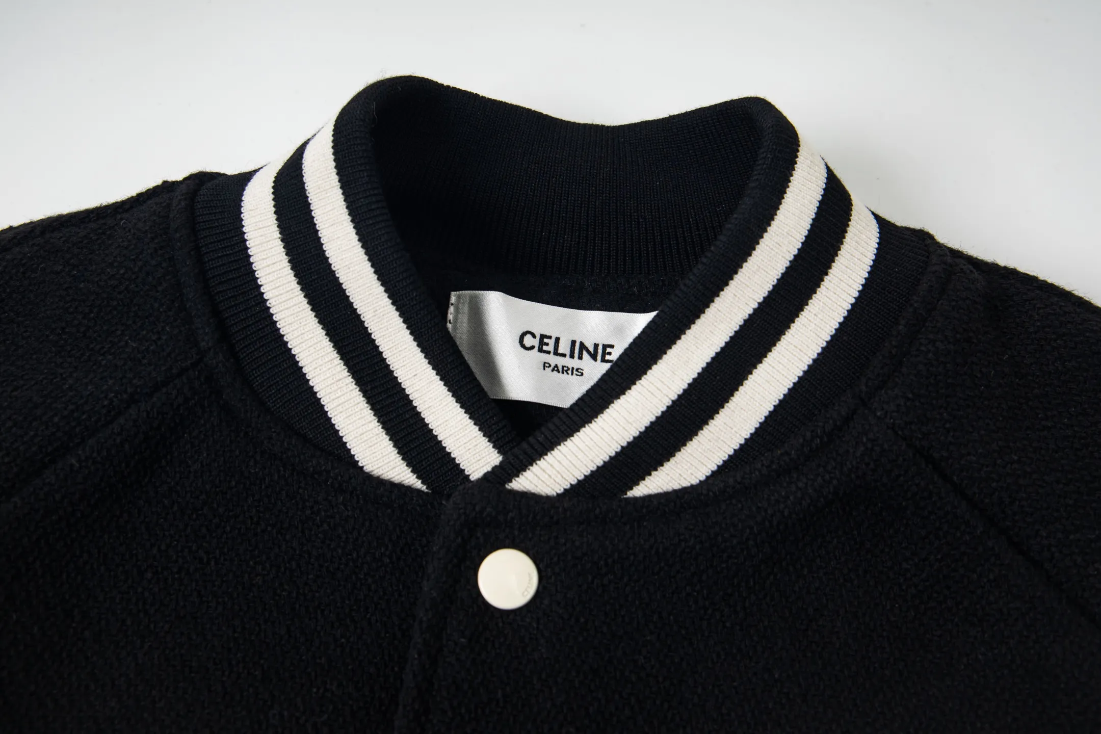 🅿️490 Celine Celine's new autumn and winter casual jacket with letter embroidery. This jacket is made of wool blended fabrics. It has an embroidered letter patch on the front of the jacket, a brand logo letter on the back, an engraved letter snap closure, a threaded neckline, hem cuffs, and a casual and versatile style. Same style for men and women! Size: XS-L