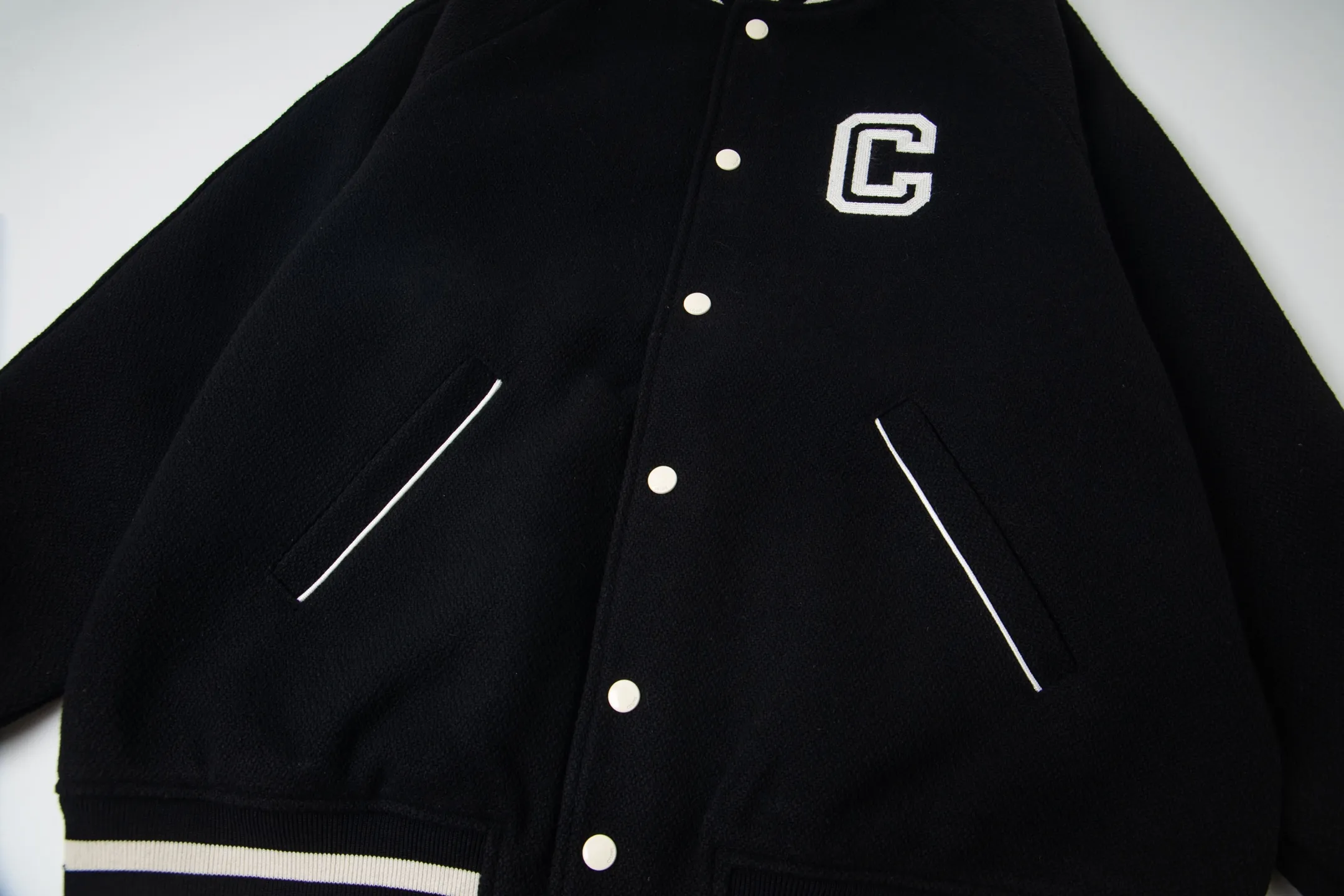 🅿️490 Celine Celine's new autumn and winter casual jacket with letter embroidery. This jacket is made of wool blended fabrics. It has an embroidered letter patch on the front of the jacket, a brand logo letter on the back, an engraved letter snap closure, a threaded neckline, hem cuffs, and a casual and versatile style. Same style for men and women! Size: XS-L