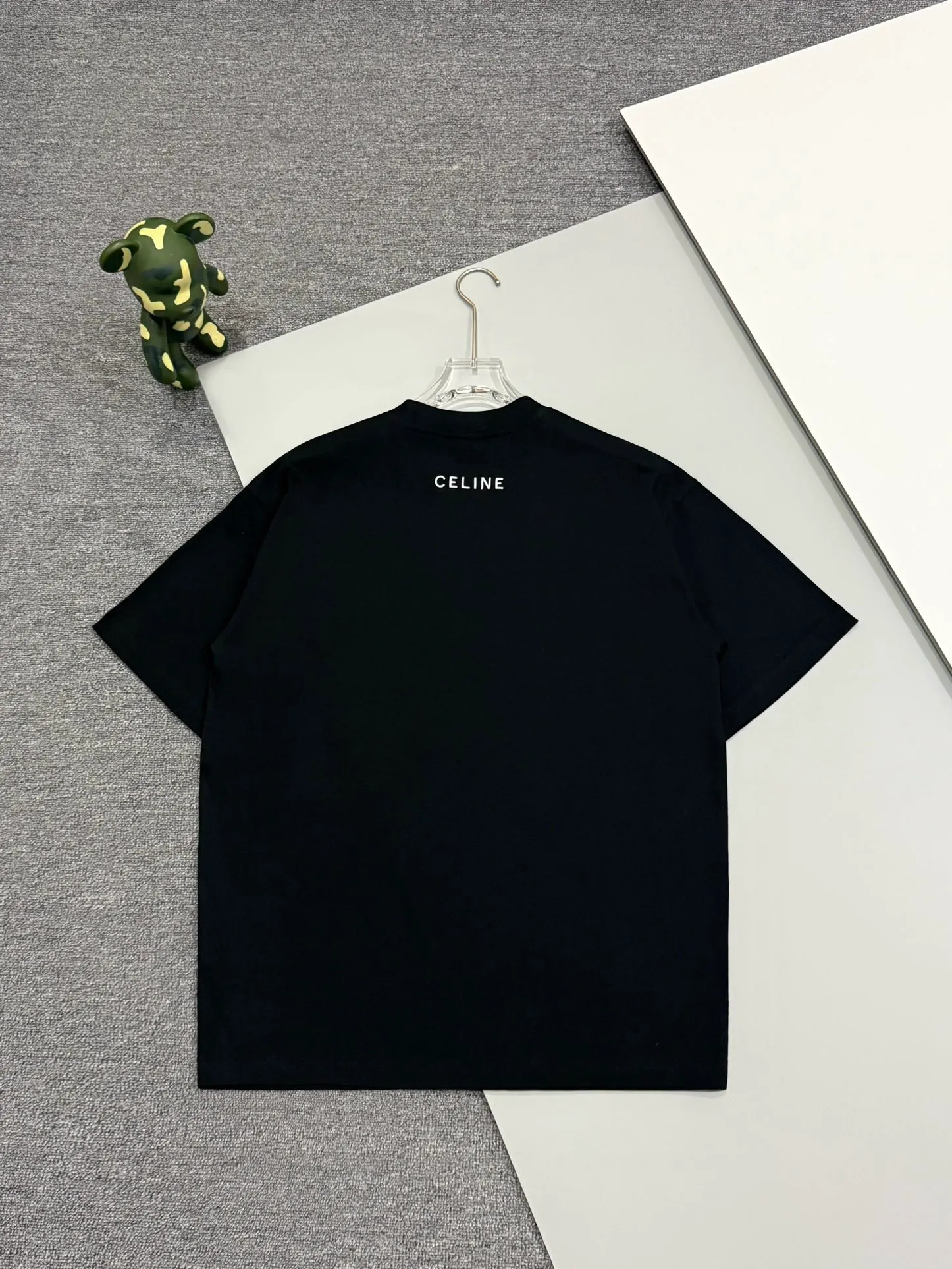 🅿️190 [High quality] CELINE 25ss front panel embroidery process, thickened two-color LOGO, English embroidery on the back, round neck short-sleeved T-shirt, with personalized street design style. The fabric is made of 32 counts of 280g fine cotton double yarn fabric. Customized same-tank dyed fabric. It feels very comfortable, fashionable and personalized. It is super versatile and good-looking. It is very suitable for both men and women. A must-have style. Tag, collar label, washed wheat, three complete labels, packaging, copy paper Packaging sticker color: black white size: S~XL