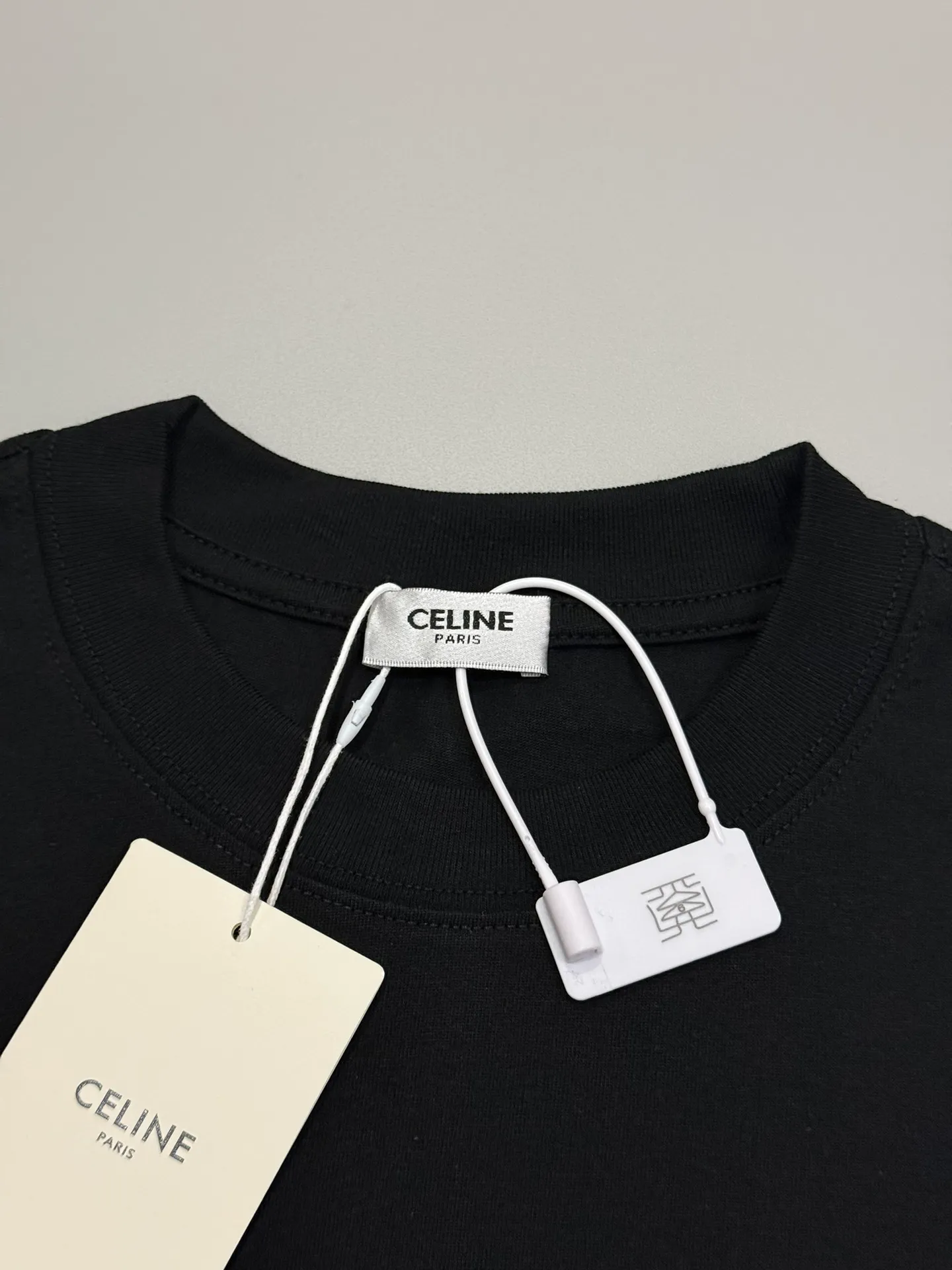 🅿️190 [High quality] CELINE 25ss front panel embroidery process, thickened two-color LOGO, English embroidery on the back, round neck short-sleeved T-shirt, with personalized street design style. The fabric is made of 32 counts of 280g fine cotton double yarn fabric. Customized same-tank dyed fabric. It feels very comfortable, fashionable and personalized. It is super versatile and good-looking. It is very suitable for both men and women. A must-have style. Tag, collar label, washed wheat, three complete labels, packaging, copy paper Packaging sticker color: black white size: S~XL