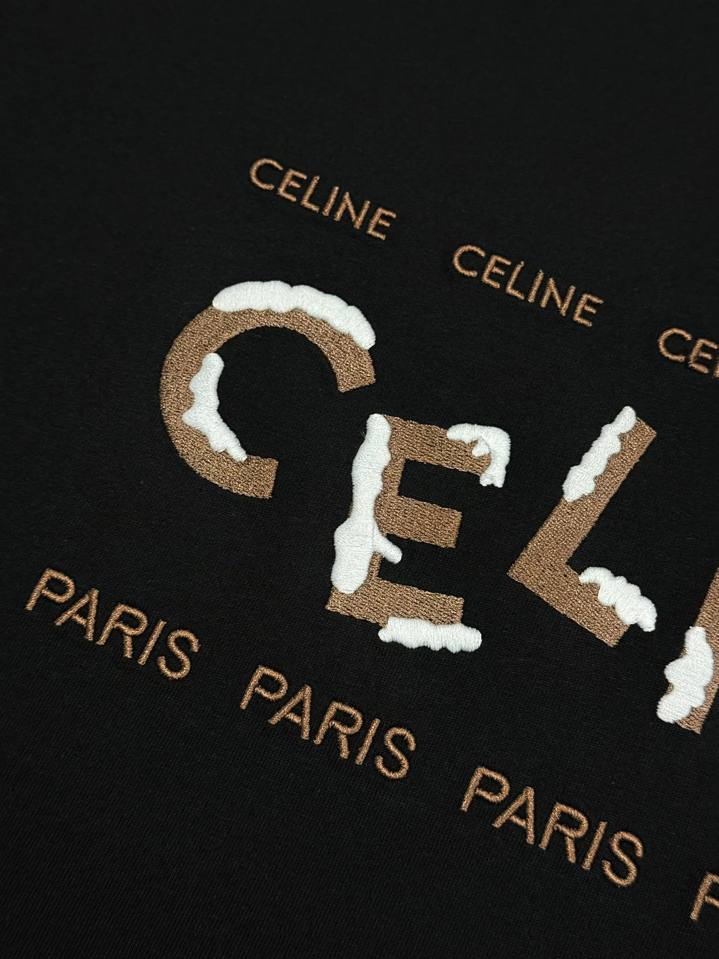 🅿️190 [High quality] CELINE 25ss front panel embroidery process, thickened two-color LOGO, English embroidery on the back, round neck short-sleeved T-shirt, with personalized street design style. The fabric is made of 32 counts of 280g fine cotton double yarn fabric. Customized same-tank dyed fabric. It feels very comfortable, fashionable and personalized. It is super versatile and good-looking. It is very suitable for both men and women. A must-have style. Tag, collar label, washed wheat, three complete labels, packaging, copy paper Packaging sticker color: black white size: S~XL