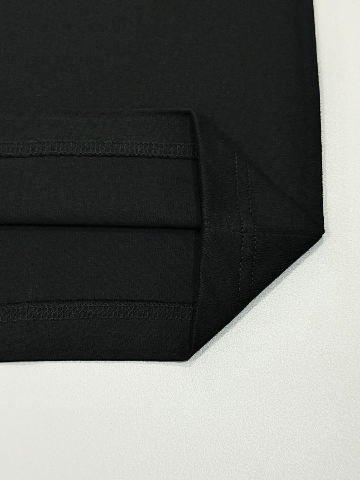 🅿️190 [High quality] CELINE 25ss front panel embroidery process, thickened two-color LOGO, English embroidery on the back, round neck short-sleeved T-shirt, with personalized street design style. The fabric is made of 32 counts of 280g fine cotton double yarn fabric. Customized same-tank dyed fabric. It feels very comfortable, fashionable and personalized. It is super versatile and good-looking. It is very suitable for both men and women. A must-have style. Tag, collar label, washed wheat, three complete labels, packaging, copy paper Packaging sticker color: black white size: S~XL