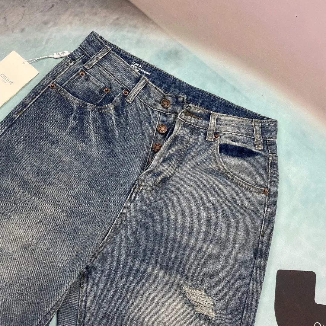 🅿️260 🔘Style number-CL112 🔘Céline𝐂𝐄𝐋𝐈𝐍𝐄 24SS knife ripped straight jeans* Celine is a brand that has always been at the forefront of fashion, and these jeans are even more trendy. It uses pure indigo fabric, which comes from the oldest denim factory in Japan. Its unique rope dyeing technology is rare in other denim brands. It immediately highlights its uniqueness and high quality. The cut and damaged design on the trousers, as well as the unique washed and damaged beards on the trouser legs, are full of details and very unique. The version is straight and loose. It was a very popular version in 2023 and has been worn by many fashion bloggers. This version is not flattering on your body shape and is comfortable and fashionable to wear. The matching suggestions are as follows: Street fashion style: wear a short black midriff-baring top and a black loose denim jacket, wear it open. Wear a pair of black high-top Converse or Balenciaga dad shoes, a black baseball cap, and a silver metal necklace to walk on the street and turn heads. Casual fashion style: wear a white loose T-shirt underneath, these jeans, and white sneakers. Carry a black simple crossbody bag for daily travel, casual and fashionable. For a cool and handsome personality: Choose a red cropped top and tuck it into your pants. Wear a pair of black thick-soled leather shoes, paired with some metallic bracelets and rings, and go to a music festival or party and you will be the center of attention.  Size: S M L XL XXL (28.30.32.34.36) Color: Blue