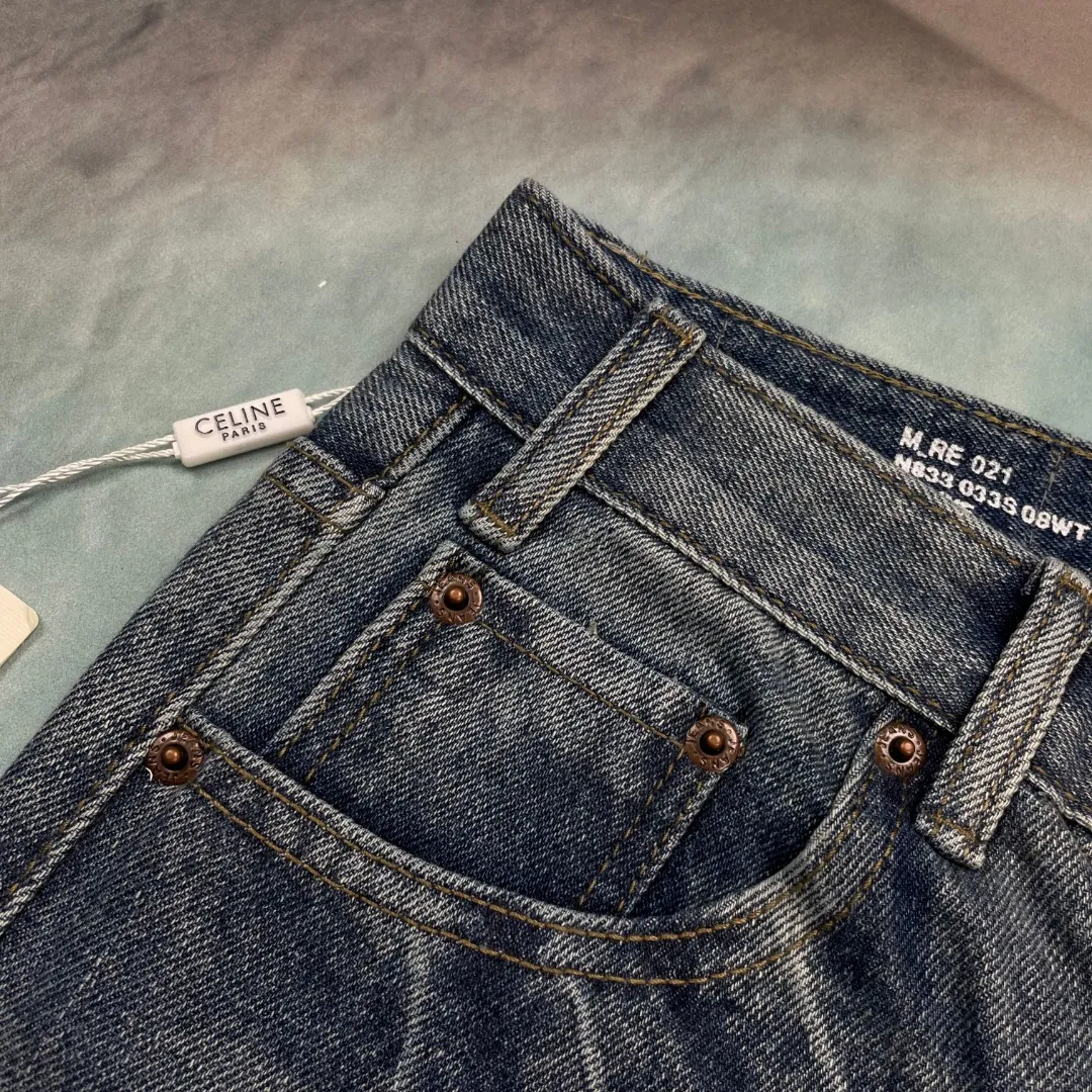 🅿️260 🔘Style number-CL112 🔘Céline𝐂𝐄𝐋𝐈𝐍𝐄 24SS knife ripped straight jeans* Celine is a brand that has always been at the forefront of fashion, and these jeans are even more trendy. It uses pure indigo fabric, which comes from the oldest denim factory in Japan. Its unique rope dyeing technology is rare in other denim brands. It immediately highlights its uniqueness and high quality. The cut and damaged design on the trousers, as well as the unique washed and damaged beards on the trouser legs, are full of details and very unique. The version is straight and loose. It was a very popular version in 2023 and has been worn by many fashion bloggers. This version is not flattering on your body shape and is comfortable and fashionable to wear. The matching suggestions are as follows: Street fashion style: wear a short black midriff-baring top and a black loose denim jacket, wear it open. Wear a pair of black high-top Converse or Balenciaga dad shoes, a black baseball cap, and a silver metal necklace to walk on the street and turn heads. Casual fashion style: wear a white loose T-shirt underneath, these jeans, and white sneakers. Carry a black simple crossbody bag for daily travel, casual and fashionable. For a cool and handsome personality: Choose a red cropped top and tuck it into your pants. Wear a pair of black thick-soled leather shoes, paired with some metallic bracelets and rings, and go to a music festival or party and you will be the center of attention.  Size: S M L XL XXL (28.30.32.34.36) Color: Blue