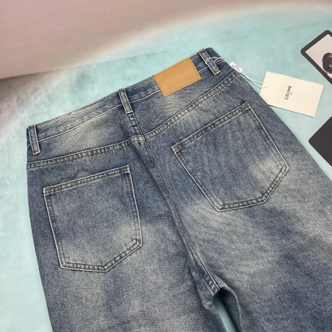 🅿️260 🔘Style number-CL112 🔘Céline𝐂𝐄𝐋𝐈𝐍𝐄 24SS knife ripped straight jeans* Celine is a brand that has always been at the forefront of fashion, and these jeans are even more trendy. It uses pure indigo fabric, which comes from the oldest denim factory in Japan. Its unique rope dyeing technology is rare in other denim brands. It immediately highlights its uniqueness and high quality. The cut and damaged design on the trousers, as well as the unique washed and damaged beards on the trouser legs, are full of details and very unique. The version is straight and loose. It was a very popular version in 2023 and has been worn by many fashion bloggers. This version is not flattering on your body shape and is comfortable and fashionable to wear. The matching suggestions are as follows: Street fashion style: wear a short black midriff-baring top and a black loose denim jacket, wear it open. Wear a pair of black high-top Converse or Balenciaga dad shoes, a black baseball cap, and a silver metal necklace to walk on the street and turn heads. Casual fashion style: wear a white loose T-shirt underneath, these jeans, and white sneakers. Carry a black simple crossbody bag for daily travel, casual and fashionable. For a cool and handsome personality: Choose a red cropped top and tuck it into your pants. Wear a pair of black thick-soled leather shoes, paired with some metallic bracelets and rings, and go to a music festival or party and you will be the center of attention.  Size: S M L XL XXL (28.30.32.34.36) Color: Blue