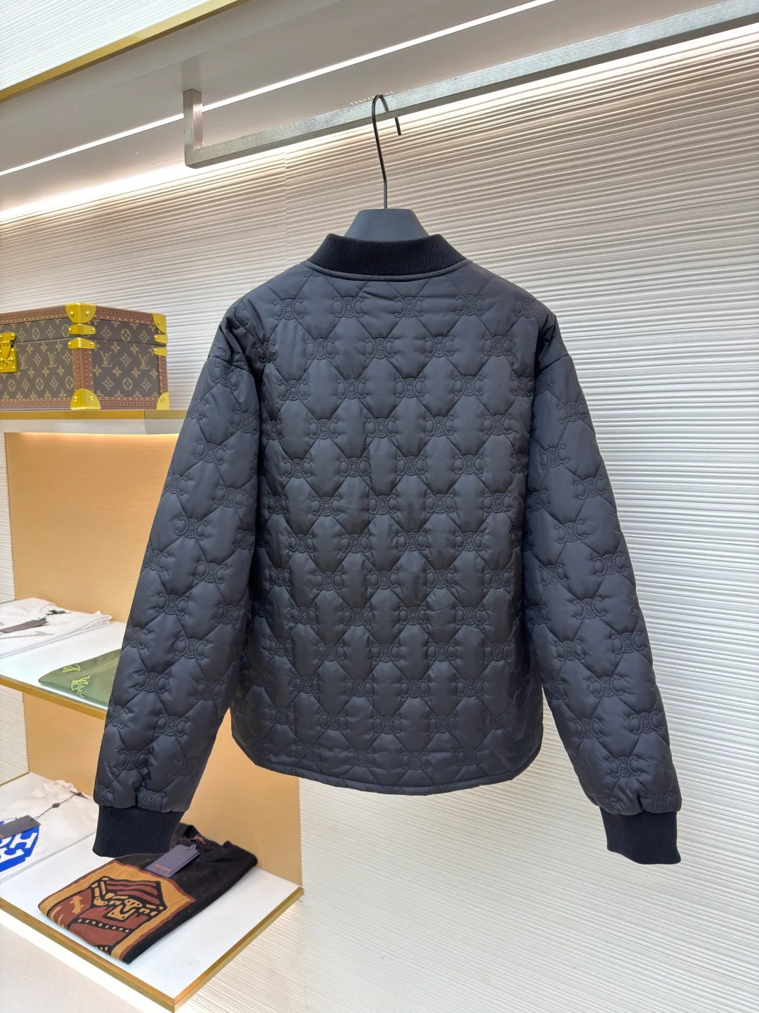 Celine all-print cotton jacket ●Original version: Purchased and developed for 23500 ●Item number: 1680915-B80 ●Fabric: Light obsidian diamond pattern nylon embroidered feather quilt fabric ●Technology: Made by infrared positioning cutting machine ●Version: Fitted version ●Weight: about 580 grams ●Size: 48-50-52-54 ●Description: Customized light obsidian diamond pattern nylon embroidered feather quilt fabric And silky soft nylon lining, excellent texture, comfortable and close to the skin, with pure black as the base color, exuding a mysterious and irresistible charm, with full-print brand logo elements as brush strokes, full of recognition, diamond quilting like mysterious runes, outlining a unique rhythm, baseball-leading elegant design, unlocking a new fashion realm of lightweight jackets. A fashion symbol that transcends the times, infrared positioning cutting machine achieves precise positioning of materials through infrared transmitters and infrared receivers. The accuracy can reach the micron level, thereby meeting the effect of high-precision cutting of plaid alignment. Dry point symmetrical positioning method uses high-precision measuring tools to make marks, and then gradually installs the zipper on the garment. Finally, it is finely ironed to make the fabric around the zipper smooth and compliant. It is beautiful and neat. The template machine opens the bag. The preset template guides the position, shape and size of the bag. The accuracy ensures the quality of the bag opening effect. The overall wiring is straight and delicate, the fabric is comfortable and soft, and the color is consistent without color difference. It can be matched with the same style to create a fashionable look and control various occasions. Customized accessories, complete with three standards, same style for men and women!
