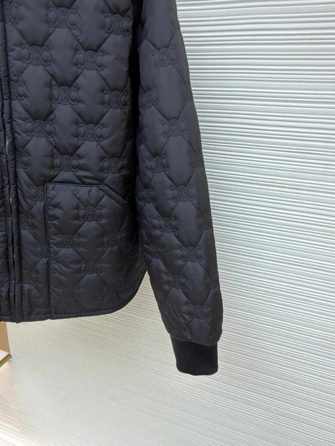 Celine all-print cotton jacket ●Original version: Purchased and developed for 23500 ●Item number: 1680915-B80 ●Fabric: Light obsidian diamond pattern nylon embroidered feather quilt fabric ●Technology: Made by infrared positioning cutting machine ●Version: Fitted version ●Weight: about 580 grams ●Size: 48-50-52-54 ●Description: Customized light obsidian diamond pattern nylon embroidered feather quilt fabric And silky soft nylon lining, excellent texture, comfortable and close to the skin, with pure black as the base color, exuding a mysterious and irresistible charm, with full-print brand logo elements as brush strokes, full of recognition, diamond quilting like mysterious runes, outlining a unique rhythm, baseball-leading elegant design, unlocking a new fashion realm of lightweight jackets. A fashion symbol that transcends the times, infrared positioning cutting machine achieves precise positioning of materials through infrared transmitters and infrared receivers. The accuracy can reach the micron level, thereby meeting the effect of high-precision cutting of plaid alignment. Dry point symmetrical positioning method uses high-precision measuring tools to make marks, and then gradually installs the zipper on the garment. Finally, it is finely ironed to make the fabric around the zipper smooth and compliant. It is beautiful and neat. The template machine opens the bag. The preset template guides the position, shape and size of the bag. The accuracy ensures the quality of the bag opening effect. The overall wiring is straight and delicate, the fabric is comfortable and soft, and the color is consistent without color difference. It can be matched with the same style to create a fashionable look and control various occasions. Customized accessories, complete with three standards, same style for men and women!