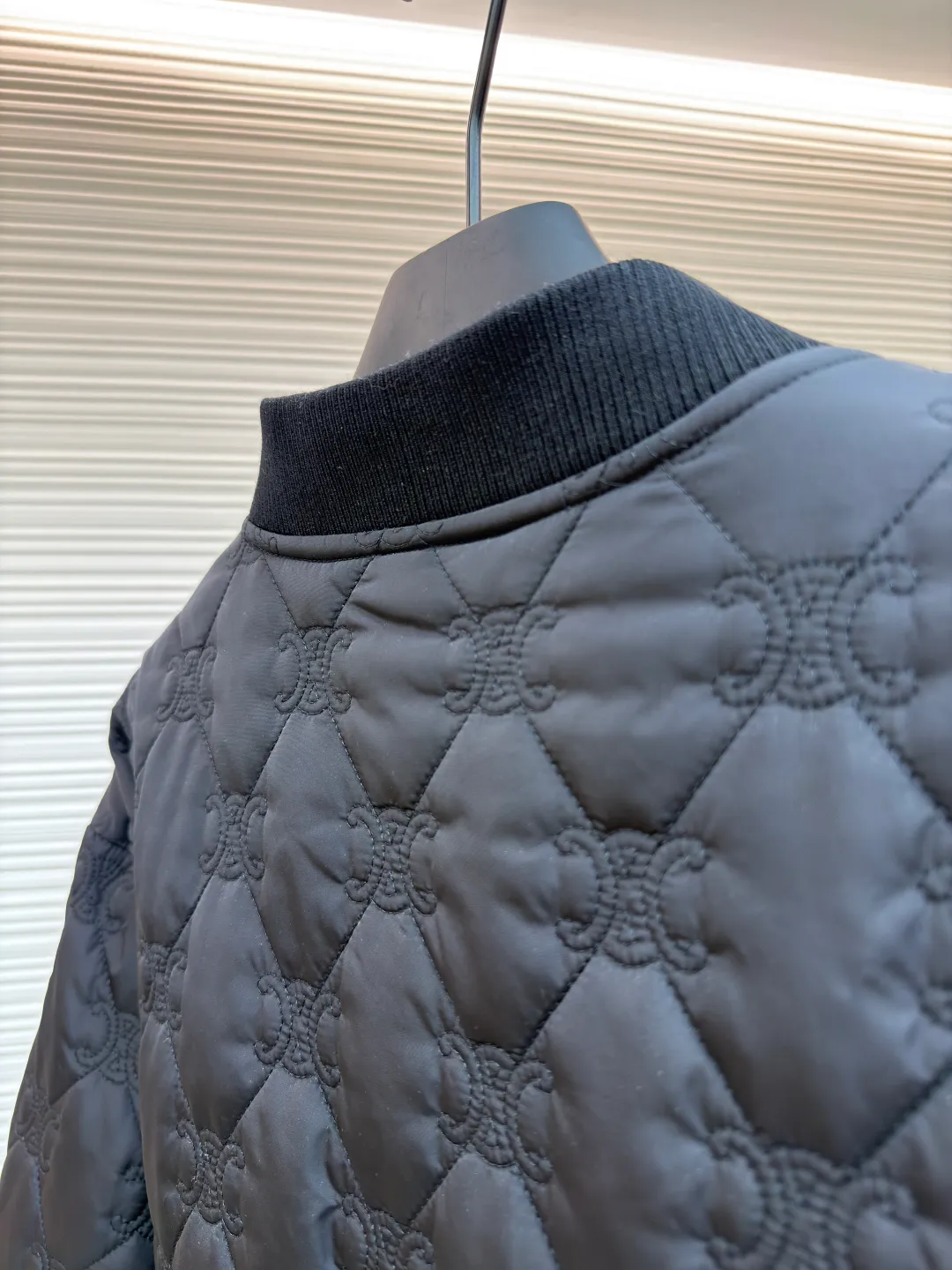 Celine all-print cotton jacket ●Original version: Purchased and developed for 23500 ●Item number: 1680915-B80 ●Fabric: Light obsidian diamond pattern nylon embroidered feather quilt fabric ●Technology: Made by infrared positioning cutting machine ●Version: Fitted version ●Weight: about 580 grams ●Size: 48-50-52-54 ●Description: Customized light obsidian diamond pattern nylon embroidered feather quilt fabric And silky soft nylon lining, excellent texture, comfortable and close to the skin, with pure black as the base color, exuding a mysterious and irresistible charm, with full-print brand logo elements as brush strokes, full of recognition, diamond quilting like mysterious runes, outlining a unique rhythm, baseball-leading elegant design, unlocking a new fashion realm of lightweight jackets. A fashion symbol that transcends the times, infrared positioning cutting machine achieves precise positioning of materials through infrared transmitters and infrared receivers. The accuracy can reach the micron level, thereby meeting the effect of high-precision cutting of plaid alignment. Dry point symmetrical positioning method uses high-precision measuring tools to make marks, and then gradually installs the zipper on the garment. Finally, it is finely ironed to make the fabric around the zipper smooth and compliant. It is beautiful and neat. The template machine opens the bag. The preset template guides the position, shape and size of the bag. The accuracy ensures the quality of the bag opening effect. The overall wiring is straight and delicate, the fabric is comfortable and soft, and the color is consistent without color difference. It can be matched with the same style to create a fashionable look and control various occasions. Customized accessories, complete with three standards, same style for men and women!