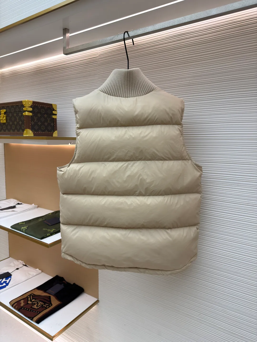 Celine lightweight sleeveless down jacket [Women's clothing] ●Item number: 1681072-C65 ●Fabric: Outer layer: nylon fabric; Inner layer: white duck down ●Technology: Mechanical down filling ●Version: Fitted version ●Weight: about 435 grams ●Size: 36-38-40 ●Description: The fabric is made of 100% nylon (nylon). Its high-density structure achieves excellent windproof effect. It also has strong wear resistance and wrinkle resistance. It is scratch-free for daily wear and can be easily taken care of. The inner lining is made of 100% polyamide, which has a smooth texture and further enhances wearing comfort and freedom of movement. The TRIOMPHE signature patch is carefully crafted with high-density foam padding and embroidery technology. Each embroidery trace is precise and neat, and the back is lined and hemmed to ensure neatness inside and outside, the stitches are even and fine, the three-dimensional relief texture lasts as new, and the extraordinary creative spirit is demonstrated in every detail. The lining is fully hemmed, and the seams are flat and smooth, eliminating friction. Quilting encryption technology is implemented in key parts to effectively prevent down displacement and ensure that it maintains a uniform and fluffy shape for long-term wear. TRIOMPHE custom-made snap buttons, each snap button is firmly stitched, opens and closes smoothly, taking into account both practical function and exquisite aesthetics. The ribbed wool high collar is woven with fine wool and has moderate elasticity. It can closely fit the curve of the neck, achieve windproofing and warmth without leaving gaps, and gently care for sensitive skin. White duck down has high down content and excellent fluffiness. It is filled with a scientific ratio of duck down and polyester fiber, and combines the efficient temperature-locking properties of duck down with the long-lasting support of polyester fiber to create a lightweight, non-sense yet warm and reliable thermal insulation system, making it easier to keep out the cold. The overall wiring is straight and delicate, the fabric is comfortable and soft, and the color is consistent without color difference. It can be matched with the same style to create a fashionable look and control various occasions. Customized accessories, complete with three standards, same style for men and women!