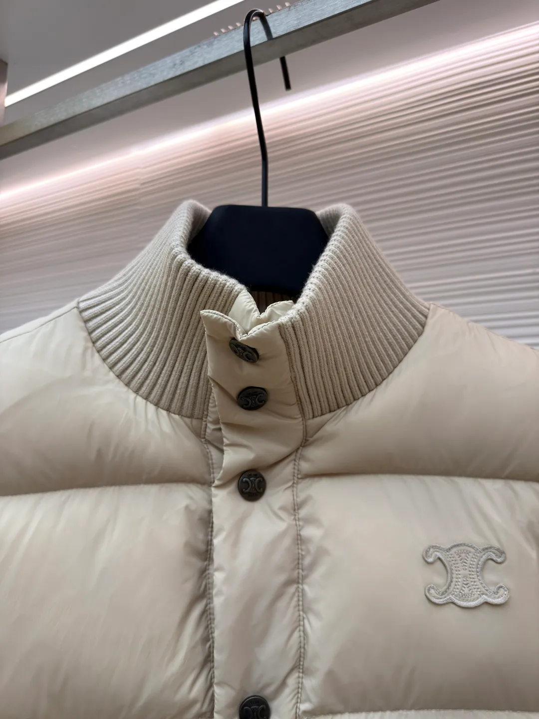 Celine lightweight sleeveless down jacket [Women's clothing] ●Item number: 1681072-C65 ●Fabric: Outer layer: nylon fabric; Inner layer: white duck down ●Technology: Mechanical down filling ●Version: Fitted version ●Weight: about 435 grams ●Size: 36-38-40 ●Description: The fabric is made of 100% nylon (nylon). Its high-density structure achieves excellent windproof effect. It also has strong wear resistance and wrinkle resistance. It is scratch-free for daily wear and can be easily taken care of. The inner lining is made of 100% polyamide, which has a smooth texture and further enhances wearing comfort and freedom of movement. The TRIOMPHE signature patch is carefully crafted with high-density foam padding and embroidery technology. Each embroidery trace is precise and neat, and the back is lined and hemmed to ensure neatness inside and outside, the stitches are even and fine, the three-dimensional relief texture lasts as new, and the extraordinary creative spirit is demonstrated in every detail. The lining is fully hemmed, and the seams are flat and smooth, eliminating friction. Quilting encryption technology is implemented in key parts to effectively prevent down displacement and ensure that it maintains a uniform and fluffy shape for long-term wear. TRIOMPHE custom-made snap buttons, each snap button is firmly stitched, opens and closes smoothly, taking into account both practical function and exquisite aesthetics. The ribbed wool high collar is woven with fine wool and has moderate elasticity. It can closely fit the curve of the neck, achieve windproofing and warmth without leaving gaps, and gently care for sensitive skin. White duck down has high down content and excellent fluffiness. It is filled with a scientific ratio of duck down and polyester fiber, and combines the efficient temperature-locking properties of duck down with the long-lasting support of polyester fiber to create a lightweight, non-sense yet warm and reliable thermal insulation system, making it easier to keep out the cold. The overall wiring is straight and delicate, the fabric is comfortable and soft, and the color is consistent without color difference. It can be matched with the same style to create a fashionable look and control various occasions. Customized accessories, complete with three standards, same style for men and women!