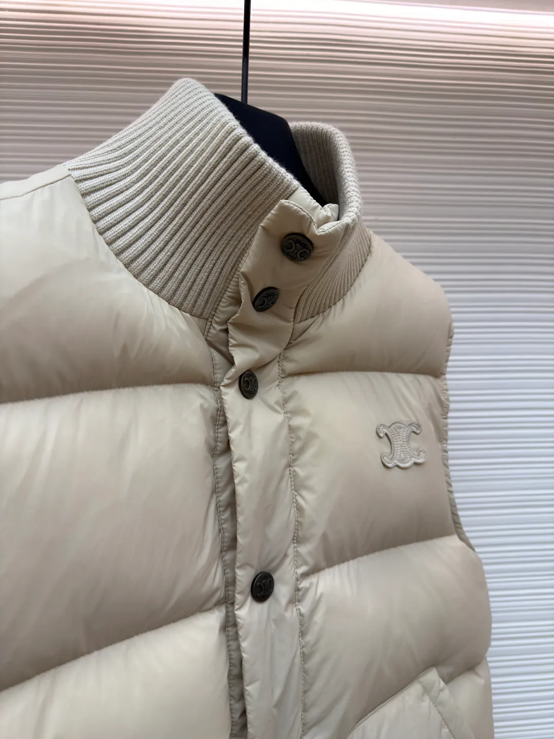 Celine lightweight sleeveless down jacket [Women's clothing] ●Item number: 1681072-C65 ●Fabric: Outer layer: nylon fabric; Inner layer: white duck down ●Technology: Mechanical down filling ●Version: Fitted version ●Weight: about 435 grams ●Size: 36-38-40 ●Description: The fabric is made of 100% nylon (nylon). Its high-density structure achieves excellent windproof effect. It also has strong wear resistance and wrinkle resistance. It is scratch-free for daily wear and can be easily taken care of. The inner lining is made of 100% polyamide, which has a smooth texture and further enhances wearing comfort and freedom of movement. The TRIOMPHE signature patch is carefully crafted with high-density foam padding and embroidery technology. Each embroidery trace is precise and neat, and the back is lined and hemmed to ensure neatness inside and outside, the stitches are even and fine, the three-dimensional relief texture lasts as new, and the extraordinary creative spirit is demonstrated in every detail. The lining is fully hemmed, and the seams are flat and smooth, eliminating friction. Quilting encryption technology is implemented in key parts to effectively prevent down displacement and ensure that it maintains a uniform and fluffy shape for long-term wear. TRIOMPHE custom-made snap buttons, each snap button is firmly stitched, opens and closes smoothly, taking into account both practical function and exquisite aesthetics. The ribbed wool high collar is woven with fine wool and has moderate elasticity. It can closely fit the curve of the neck, achieve windproofing and warmth without leaving gaps, and gently care for sensitive skin. White duck down has high down content and excellent fluffiness. It is filled with a scientific ratio of duck down and polyester fiber, and combines the efficient temperature-locking properties of duck down with the long-lasting support of polyester fiber to create a lightweight, non-sense yet warm and reliable thermal insulation system, making it easier to keep out the cold. The overall wiring is straight and delicate, the fabric is comfortable and soft, and the color is consistent without color difference. It can be matched with the same style to create a fashionable look and control various occasions. Customized accessories, complete with three standards, same style for men and women!