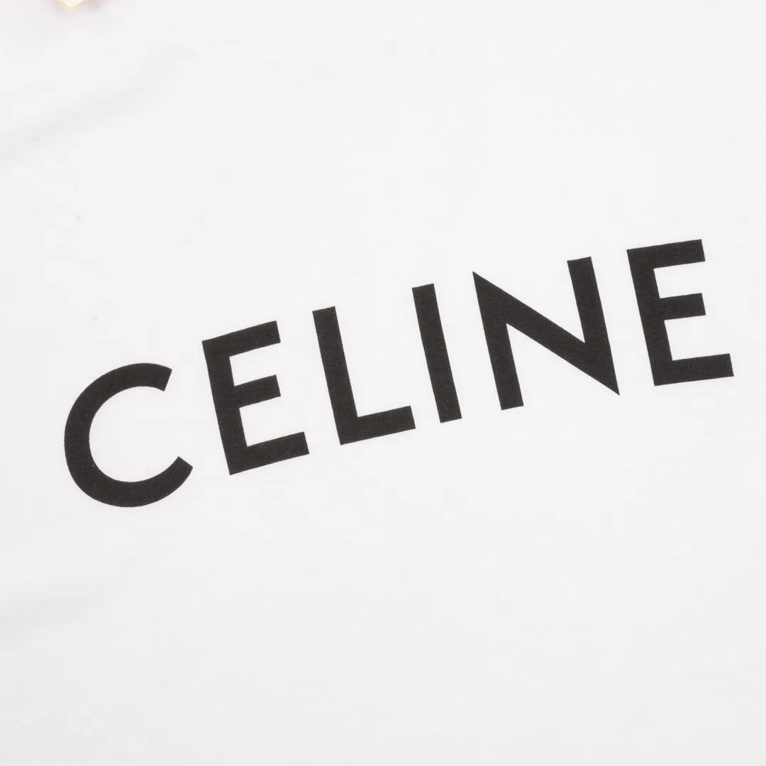 🅿️210 CELINE/Celine classic letter print basic short-sleeved T-shirt CE short-sleeved T-shirt with refreshing and clean temperament Summer T-shirt season is here, are you ready? ! Made of selected thick plain woven cotton, the texture of the fabric is porcelain and very elegant. The high-weight cotton is very breathable and moisture-wicking. The loose T-shirt is cut in a loose fit, which is looser than ordinary casual T-shirts. OVERSIZE's street style. The upper body is like a fashion girl, a trendy BOY. The CE letter logo on the chest embellishes the overall sense of luxury. The matte frosted foam craftsmanship is very classy. Customized cross rib collar, the collar will not deform after a lifetime of wear! , the simple style is easy to wear and versatile. The temperament is refreshing and clean, very tender; elegant and fashionable! No matter how you match it with your upper body, it is always a very elegant style! size：S-L