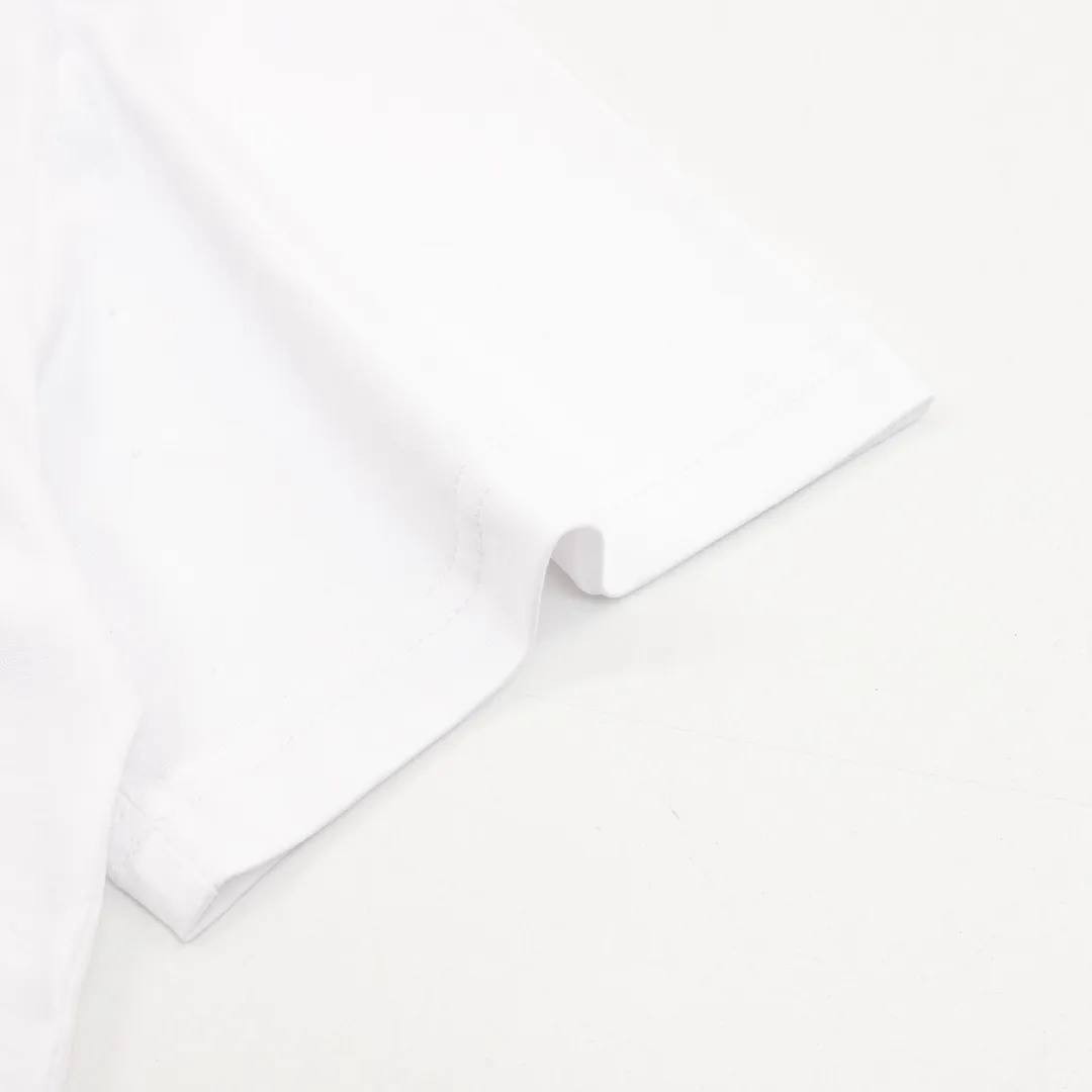 🅿️210 CELINE/Celine classic letter print basic short-sleeved T-shirt CE short-sleeved T-shirt with refreshing and clean temperament Summer T-shirt season is here, are you ready? ! Made of selected thick plain woven cotton, the texture of the fabric is porcelain and very elegant. The high-weight cotton is very breathable and moisture-wicking. The loose T-shirt is cut in a loose fit, which is looser than ordinary casual T-shirts. OVERSIZE's street style. The upper body is like a fashion girl, a trendy BOY. The CE letter logo on the chest embellishes the overall sense of luxury. The matte frosted foam craftsmanship is very classy. Customized cross rib collar, the collar will not deform after a lifetime of wear! , the simple style is easy to wear and versatile. The temperament is refreshing and clean, very tender; elegant and fashionable! No matter how you match it with your upper body, it is always a very elegant style! size：S-L