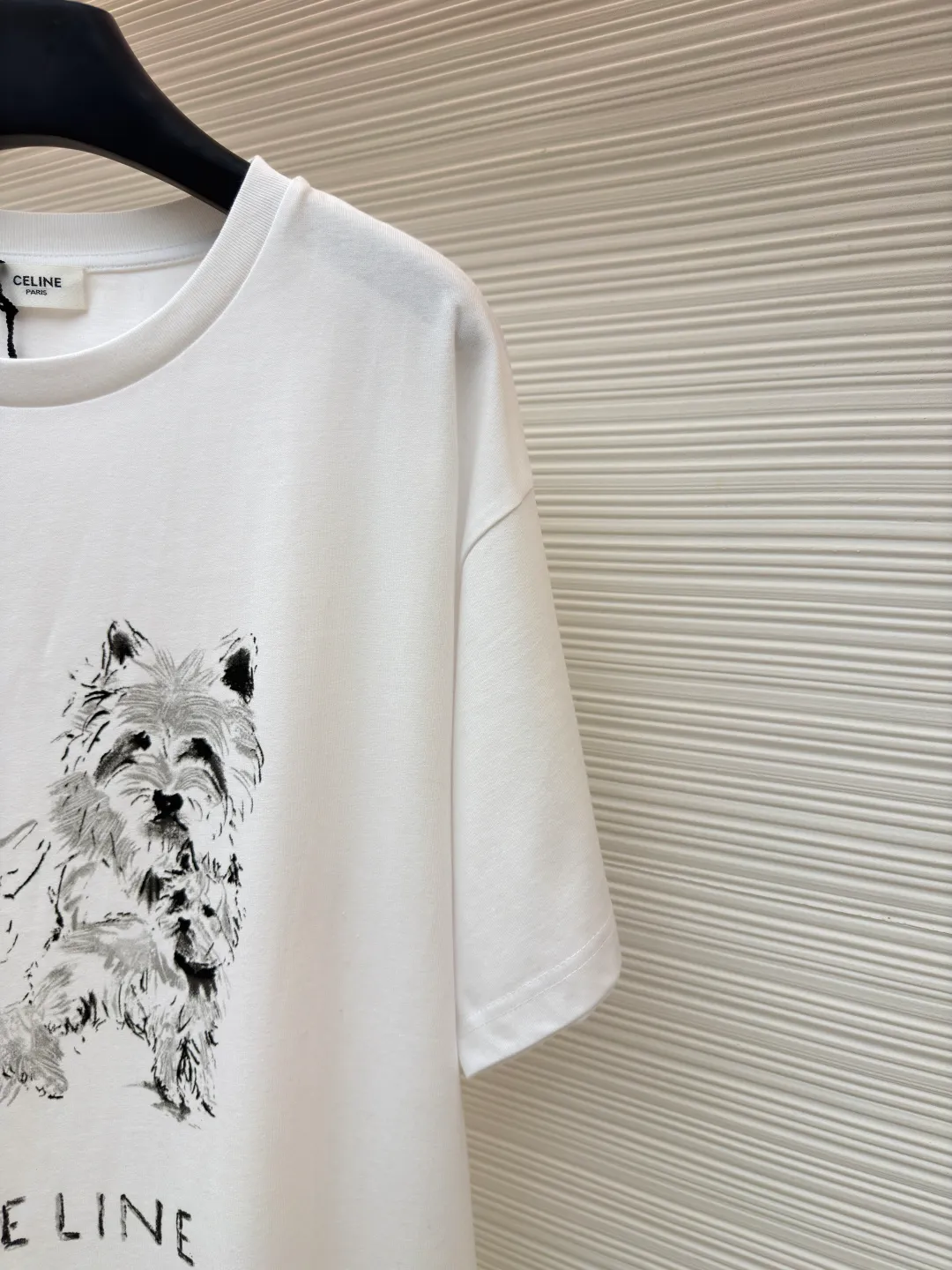 Celine Sketch Puppy Round Neck Short Sleeve ●Original version: Purchased and developed for 5700 ●Item number: 1682027-A00 ●Fabric: plain knitted fabric ●Technology: printing production ●Color: white ●Version: fitted version ●Weight: about 290 grams ●Size: XS-S-M-L ●Description: Made of 15S fine cotton plain fabric, 230g; with 32S double yarn thread, 300g. Plain weave fabric made from combed cotton fibers has a more orderly arrangement and higher density than ordinary cotton, so it has better texture and luster. 15S fine cotton plain fabric is a high-quality cotton fabric with the characteristics of softness, comfort, good breathability, and good durability. Water-based fiber slurry dot printing is an environmentally friendly and sophisticated printing process. It is characterized by using water-based environmentally friendly slurry as the medium, and transferring the slurry to the surface of the fabric in the form of dots through a high-mesh screen. The core of the process lies in the use of high-precision dot distribution to achieve delicate transitions and layered expressions of color. Compared with traditional full-page printing, it saves slurry and has excellent breathability. Since the water-based slurry does not contain plasticizers, the printed area feels soft to the touch, almost like the original texture of the fabric, without the hardening or sticky feeling of offset printing, and can be better integrated with the fabric fibers to present a matte matte effect in the printed area, with soft and natural color saturation. The tiny gaps between dots make the pattern visually translucent and hazy, especially on light-colored fabrics. After the slurry is cured, it still maintains the natural drape and elasticity of the fiber, has good washing resistance, and is not easy to crack or fade. The overall wiring is straight and delicate, the fabric is comfortable and soft, and the color is consistent without color difference. It can be matched with the same style to create a fashionable look and control various occasions. Customized accessories, complete with three standards, same style for men and women!