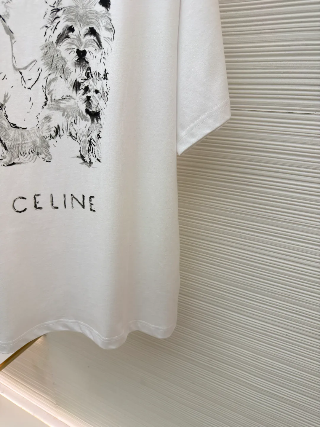 Celine Sketch Puppy Round Neck Short Sleeve ●Original version: Purchased and developed for 5700 ●Item number: 1682027-A00 ●Fabric: plain knitted fabric ●Technology: printing production ●Color: white ●Version: fitted version ●Weight: about 290 grams ●Size: XS-S-M-L ●Description: Made of 15S fine cotton plain fabric, 230g; with 32S double yarn thread, 300g. Plain weave fabric made from combed cotton fibers has a more orderly arrangement and higher density than ordinary cotton, so it has better texture and luster. 15S fine cotton plain fabric is a high-quality cotton fabric with the characteristics of softness, comfort, good breathability, and good durability. Water-based fiber slurry dot printing is an environmentally friendly and sophisticated printing process. It is characterized by using water-based environmentally friendly slurry as the medium, and transferring the slurry to the surface of the fabric in the form of dots through a high-mesh screen. The core of the process lies in the use of high-precision dot distribution to achieve delicate transitions and layered expressions of color. Compared with traditional full-page printing, it saves slurry and has excellent breathability. Since the water-based slurry does not contain plasticizers, the printed area feels soft to the touch, almost like the original texture of the fabric, without the hardening or sticky feeling of offset printing, and can be better integrated with the fabric fibers to present a matte matte effect in the printed area, with soft and natural color saturation. The tiny gaps between dots make the pattern visually translucent and hazy, especially on light-colored fabrics. After the slurry is cured, it still maintains the natural drape and elasticity of the fiber, has good washing resistance, and is not easy to crack or fade. The overall wiring is straight and delicate, the fabric is comfortable and soft, and the color is consistent without color difference. It can be matched with the same style to create a fashionable look and control various occasions. Customized accessories, complete with three standards, same style for men and women!