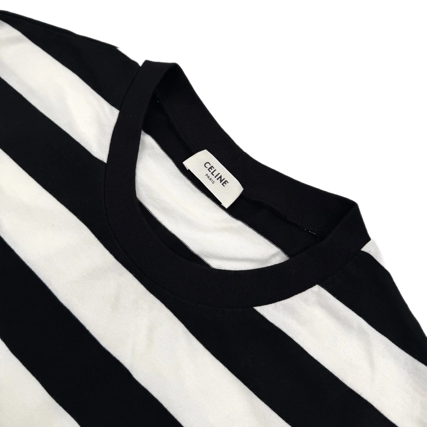 🅿️280 [Exclusive supply] Celine Arc de Triomphe embroidered striped short sleeves. Original purchase and development of 5,500 yuan. The fabric is made of custom-made luxury contrasting striped mercerized cotton plain fabric. It is soft and delicate, comfortable and close to the skin. Classic black and white are intertwined in the form of stripes, just like the black and white keys on a piano, playing a harmonious rhythm. The iconic Celine Arc de Triomphe embroidery is embellished on the chest. Three-dimensional and vivid, fully recognizable. The dropped shoulder design is like a stroke of genius. Collision creates a different kind of visual rhythm. The beauty of layers is all in the stripes, using imported machine embroidery technology. Use advanced computer control systems and precision mechanical components to realize the Arc de Triomphe embroidery operation with high precision. Smooth and delicate lines, ergonomic three-dimensional cutting. Return to traditional craft techniques through segmentation, folding, shrinking and stretching techniques. The so-called slow work produces fine work, which is respect for the material. The pursuit of feel. Complex and tedious workmanship. Slow timeliness and high loss. Process 3: The fabrics have been washed to give them a better feel and texture. They are not easy to deform, shrink or fade, and maintain their long-lasting beauty. Size:S/M/L/XL