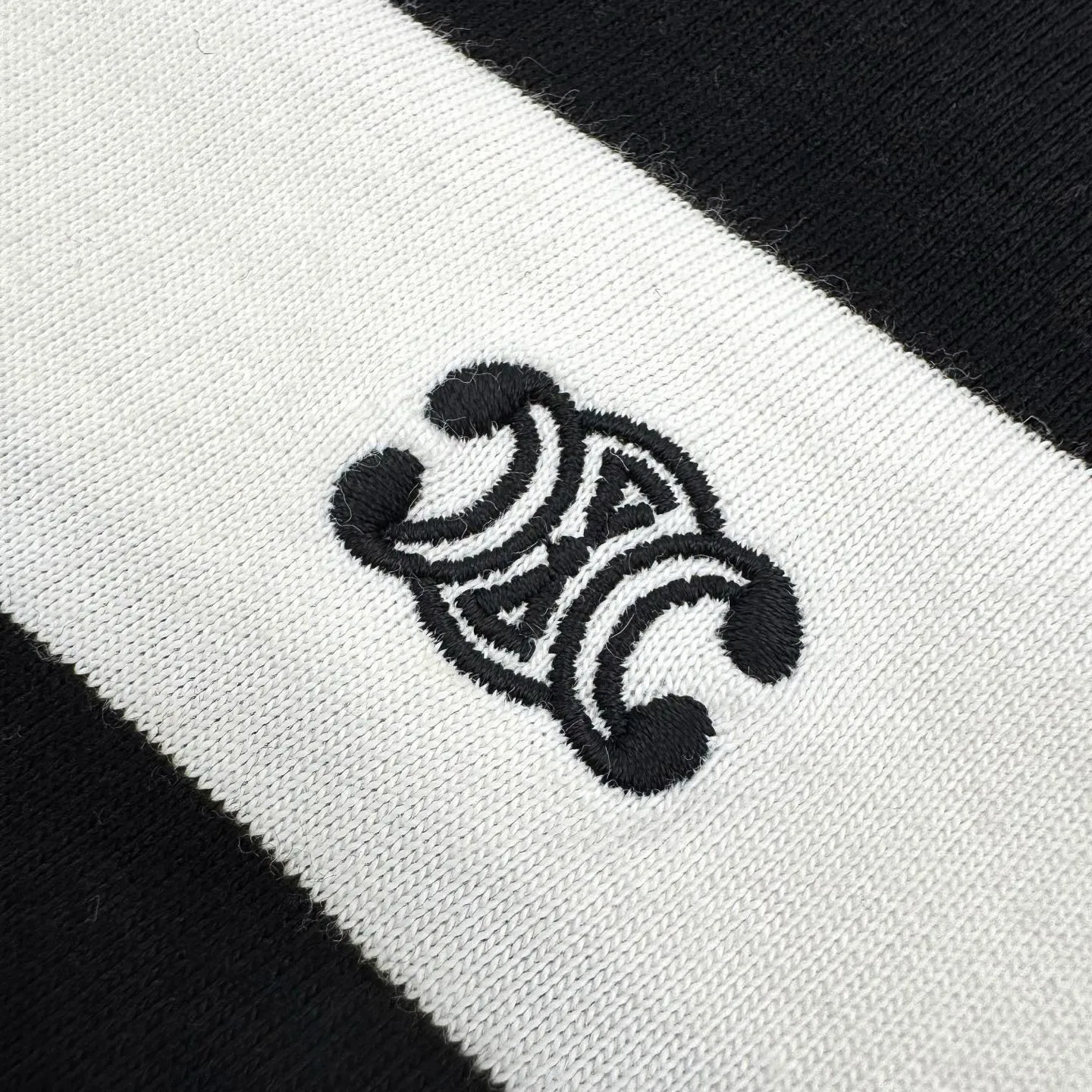 🅿️280 [Exclusive supply] Celine Arc de Triomphe embroidered striped short sleeves. Original purchase and development of 5,500 yuan. The fabric is made of custom-made luxury contrasting striped mercerized cotton plain fabric. It is soft and delicate, comfortable and close to the skin. Classic black and white are intertwined in the form of stripes, just like the black and white keys on a piano, playing a harmonious rhythm. The iconic Celine Arc de Triomphe embroidery is embellished on the chest. Three-dimensional and vivid, fully recognizable. The dropped shoulder design is like a stroke of genius. Collision creates a different kind of visual rhythm. The beauty of layers is all in the stripes, using imported machine embroidery technology. Use advanced computer control systems and precision mechanical components to realize the Arc de Triomphe embroidery operation with high precision. Smooth and delicate lines, ergonomic three-dimensional cutting. Return to traditional craft techniques through segmentation, folding, shrinking and stretching techniques. The so-called slow work produces fine work, which is respect for the material. The pursuit of feel. Complex and tedious workmanship. Slow timeliness and high loss. Process 3: The fabrics have been washed to give them a better feel and texture. They are not easy to deform, shrink or fade, and maintain their long-lasting beauty. Size:S/M/L/XL