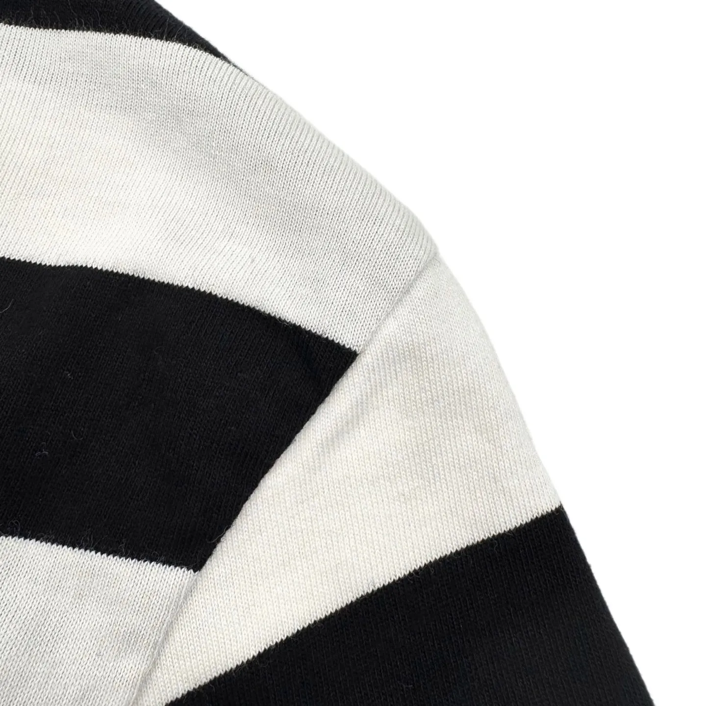 🅿️280 [Exclusive supply] Celine Arc de Triomphe embroidered striped short sleeves. Original purchase and development of 5,500 yuan. The fabric is made of custom-made luxury contrasting striped mercerized cotton plain fabric. It is soft and delicate, comfortable and close to the skin. Classic black and white are intertwined in the form of stripes, just like the black and white keys on a piano, playing a harmonious rhythm. The iconic Celine Arc de Triomphe embroidery is embellished on the chest. Three-dimensional and vivid, fully recognizable. The dropped shoulder design is like a stroke of genius. Collision creates a different kind of visual rhythm. The beauty of layers is all in the stripes, using imported machine embroidery technology. Use advanced computer control systems and precision mechanical components to realize the Arc de Triomphe embroidery operation with high precision. Smooth and delicate lines, ergonomic three-dimensional cutting. Return to traditional craft techniques through segmentation, folding, shrinking and stretching techniques. The so-called slow work produces fine work, which is respect for the material. The pursuit of feel. Complex and tedious workmanship. Slow timeliness and high loss. Process 3: The fabrics have been washed to give them a better feel and texture. They are not easy to deform, shrink or fade, and maintain their long-lasting beauty. Size:S/M/L/XL