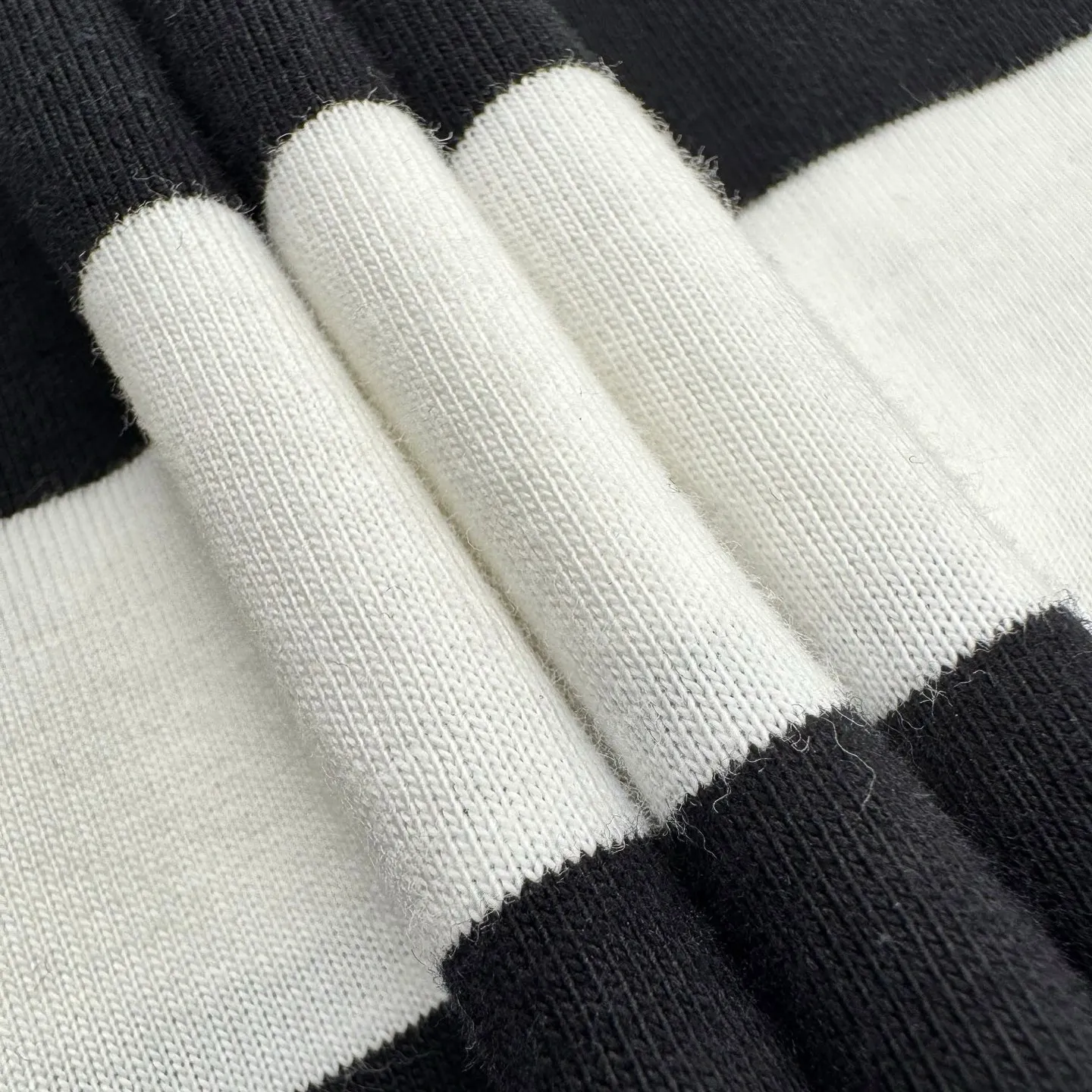 🅿️280 [Exclusive supply] Celine Arc de Triomphe embroidered striped short sleeves. Original purchase and development of 5,500 yuan. The fabric is made of custom-made luxury contrasting striped mercerized cotton plain fabric. It is soft and delicate, comfortable and close to the skin. Classic black and white are intertwined in the form of stripes, just like the black and white keys on a piano, playing a harmonious rhythm. The iconic Celine Arc de Triomphe embroidery is embellished on the chest. Three-dimensional and vivid, fully recognizable. The dropped shoulder design is like a stroke of genius. Collision creates a different kind of visual rhythm. The beauty of layers is all in the stripes, using imported machine embroidery technology. Use advanced computer control systems and precision mechanical components to realize the Arc de Triomphe embroidery operation with high precision. Smooth and delicate lines, ergonomic three-dimensional cutting. Return to traditional craft techniques through segmentation, folding, shrinking and stretching techniques. The so-called slow work produces fine work, which is respect for the material. The pursuit of feel. Complex and tedious workmanship. Slow timeliness and high loss. Process 3: The fabrics have been washed to give them a better feel and texture. They are not easy to deform, shrink or fade, and maintain their long-lasting beauty. Size:S/M/L/XL