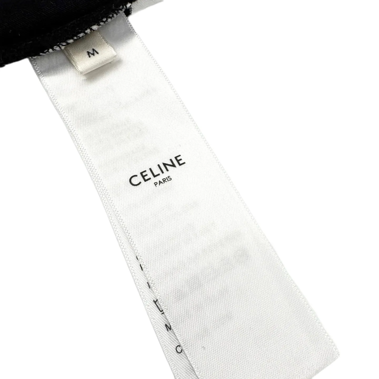 🅿️280 [Exclusive supply] Celine Arc de Triomphe embroidered striped short sleeves. Original purchase and development of 5,500 yuan. The fabric is made of custom-made luxury contrasting striped mercerized cotton plain fabric. It is soft and delicate, comfortable and close to the skin. Classic black and white are intertwined in the form of stripes, just like the black and white keys on a piano, playing a harmonious rhythm. The iconic Celine Arc de Triomphe embroidery is embellished on the chest. Three-dimensional and vivid, fully recognizable. The dropped shoulder design is like a stroke of genius. Collision creates a different kind of visual rhythm. The beauty of layers is all in the stripes, using imported machine embroidery technology. Use advanced computer control systems and precision mechanical components to realize the Arc de Triomphe embroidery operation with high precision. Smooth and delicate lines, ergonomic three-dimensional cutting. Return to traditional craft techniques through segmentation, folding, shrinking and stretching techniques. The so-called slow work produces fine work, which is respect for the material. The pursuit of feel. Complex and tedious workmanship. Slow timeliness and high loss. Process 3: The fabrics have been washed to give them a better feel and texture. They are not easy to deform, shrink or fade, and maintain their long-lasting beauty. Size:S/M/L/XL
