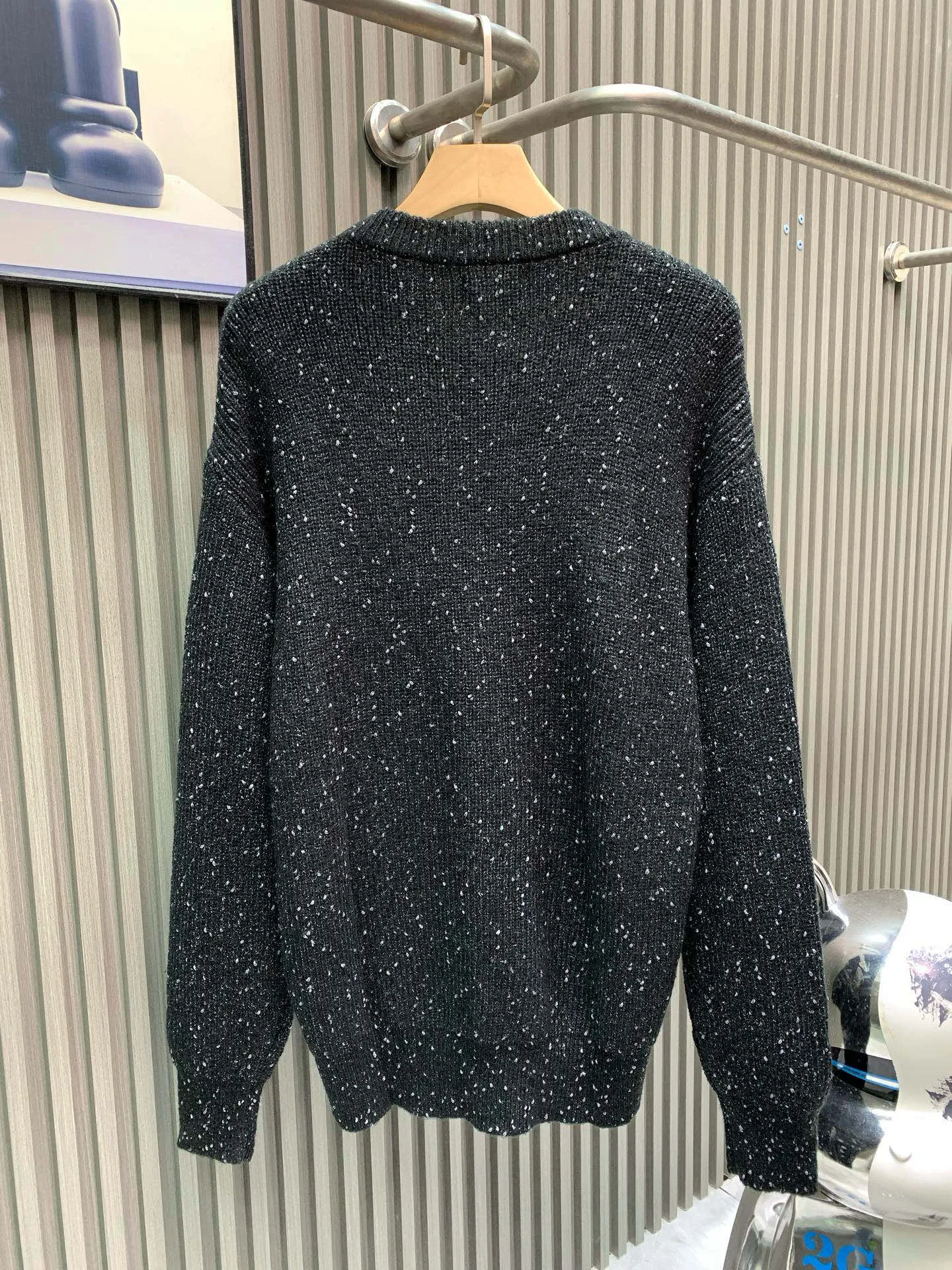 🅿️380 🀄️ CELINE Celine new style knitted pullover for men and women in autumn and winter 2025. Limited edition at New York Soho store. French luxury brand celine uses custom-made wool blended fabrics. It is an elegant and fashionable style. The quality is absolutely guaranteed. The classic and fashionable style will never go out of style. The clothes are thicker, which makes the overall softness and full texture cause extreme comfort. The sequin embroidery design of the logo pattern on the body is low-key yet fashionable. The workmanship of the overall clothes perfectly reflects the brand's design concept and sophisticated production technology. You can choose from them. Whether you go out daily or do sports, you can show your personal taste.