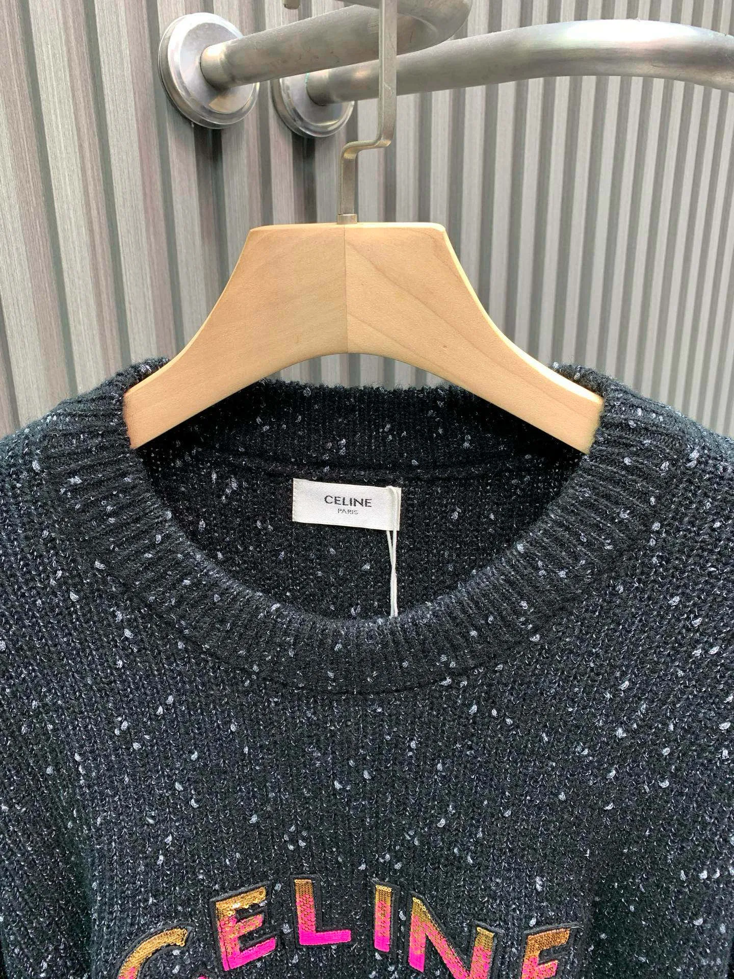 🅿️380 🀄️ CELINE Celine new style knitted pullover for men and women in autumn and winter 2025. Limited edition at New York Soho store. French luxury brand celine uses custom-made wool blended fabrics. It is an elegant and fashionable style. The quality is absolutely guaranteed. The classic and fashionable style will never go out of style. The clothes are thicker, which makes the overall softness and full texture cause extreme comfort. The sequin embroidery design of the logo pattern on the body is low-key yet fashionable. The workmanship of the overall clothes perfectly reflects the brand's design concept and sophisticated production technology. You can choose from them. Whether you go out daily or do sports, you can show your personal taste.