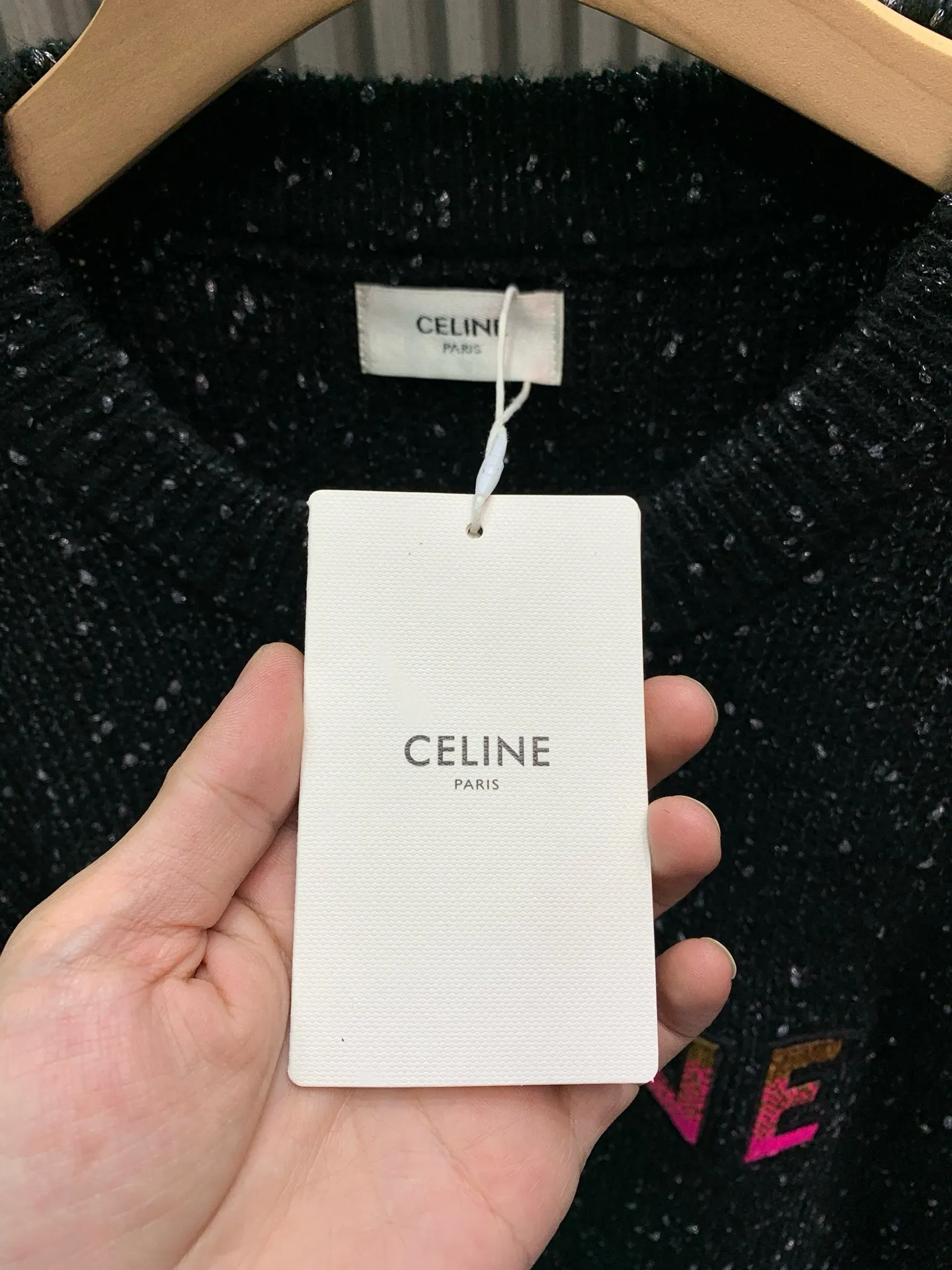 🅿️380 🀄️ CELINE Celine new style knitted pullover for men and women in autumn and winter 2025. Limited edition at New York Soho store. French luxury brand celine uses custom-made wool blended fabrics. It is an elegant and fashionable style. The quality is absolutely guaranteed. The classic and fashionable style will never go out of style. The clothes are thicker, which makes the overall softness and full texture cause extreme comfort. The sequin embroidery design of the logo pattern on the body is low-key yet fashionable. The workmanship of the overall clothes perfectly reflects the brand's design concept and sophisticated production technology. You can choose from them. Whether you go out daily or do sports, you can show your personal taste.