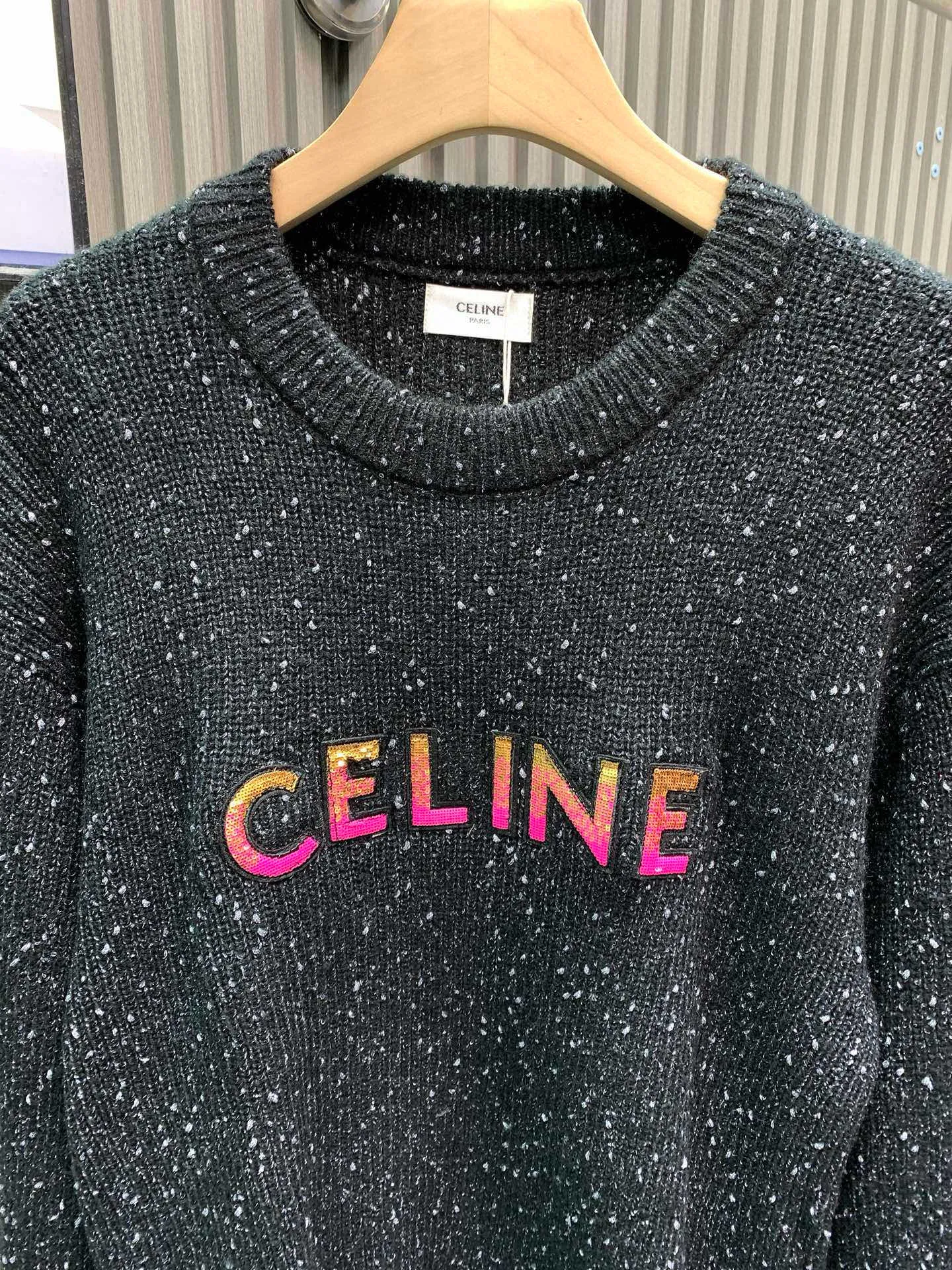 🅿️380 🀄️ CELINE Celine new style knitted pullover for men and women in autumn and winter 2025. Limited edition at New York Soho store. French luxury brand celine uses custom-made wool blended fabrics. It is an elegant and fashionable style. The quality is absolutely guaranteed. The classic and fashionable style will never go out of style. The clothes are thicker, which makes the overall softness and full texture cause extreme comfort. The sequin embroidery design of the logo pattern on the body is low-key yet fashionable. The workmanship of the overall clothes perfectly reflects the brand's design concept and sophisticated production technology. You can choose from them. Whether you go out daily or do sports, you can show your personal taste.