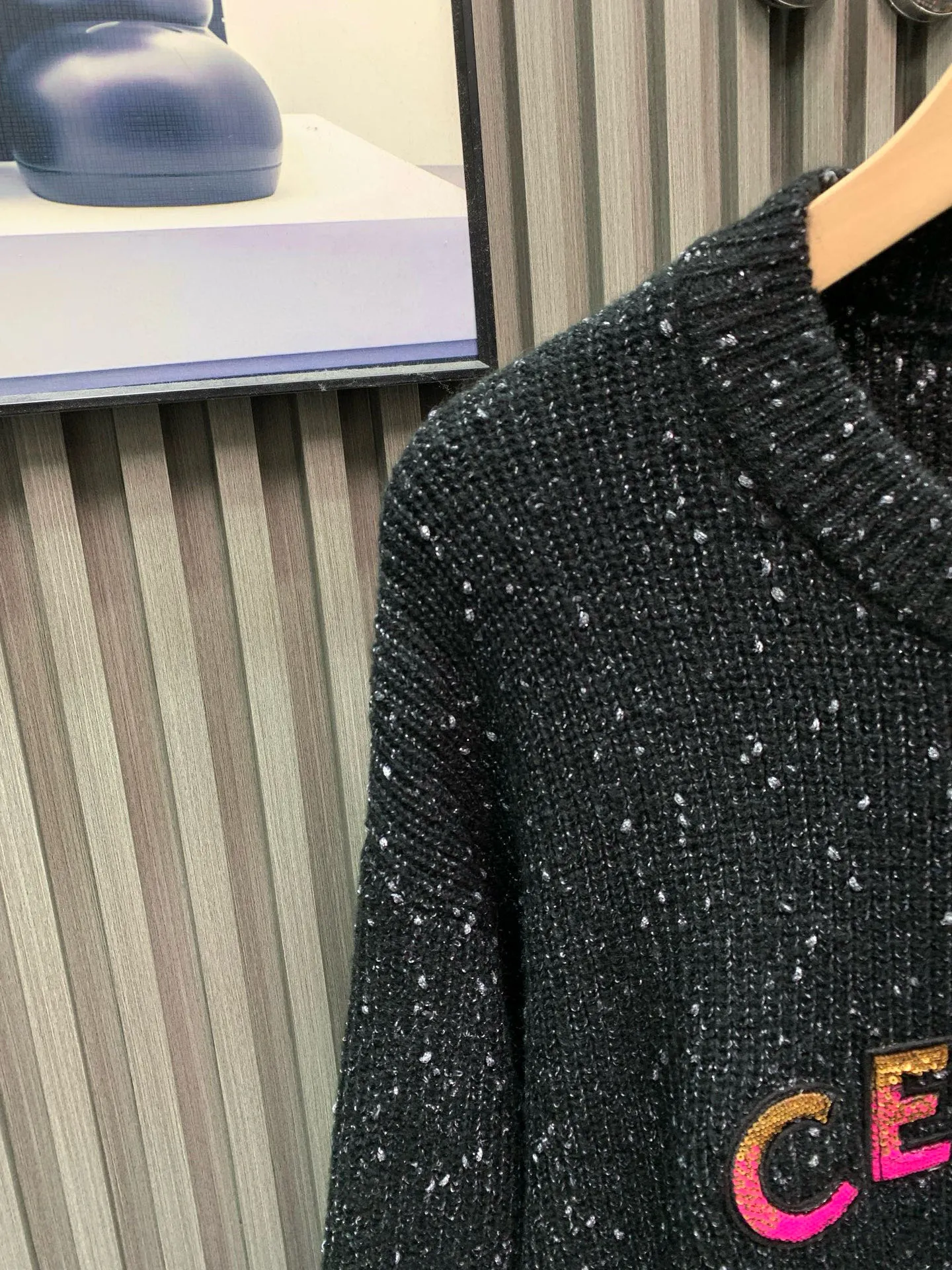 🅿️380 🀄️ CELINE Celine new style knitted pullover for men and women in autumn and winter 2025. Limited edition at New York Soho store. French luxury brand celine uses custom-made wool blended fabrics. It is an elegant and fashionable style. The quality is absolutely guaranteed. The classic and fashionable style will never go out of style. The clothes are thicker, which makes the overall softness and full texture cause extreme comfort. The sequin embroidery design of the logo pattern on the body is low-key yet fashionable. The workmanship of the overall clothes perfectly reflects the brand's design concept and sophisticated production technology. You can choose from them. Whether you go out daily or do sports, you can show your personal taste.