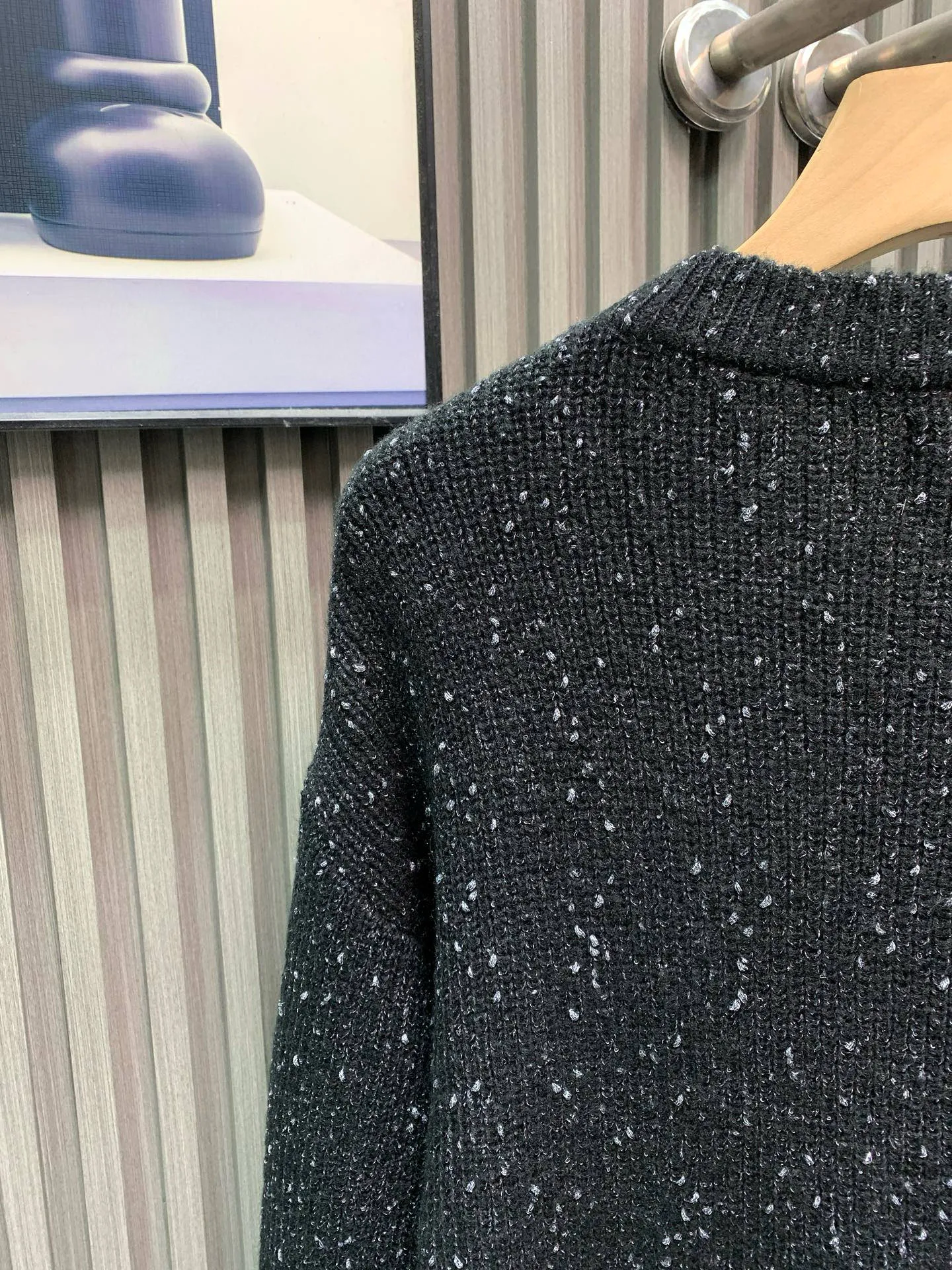 🅿️380 🀄️ CELINE Celine new style knitted pullover for men and women in autumn and winter 2025. Limited edition at New York Soho store. French luxury brand celine uses custom-made wool blended fabrics. It is an elegant and fashionable style. The quality is absolutely guaranteed. The classic and fashionable style will never go out of style. The clothes are thicker, which makes the overall softness and full texture cause extreme comfort. The sequin embroidery design of the logo pattern on the body is low-key yet fashionable. The workmanship of the overall clothes perfectly reflects the brand's design concept and sophisticated production technology. You can choose from them. Whether you go out daily or do sports, you can show your personal taste.