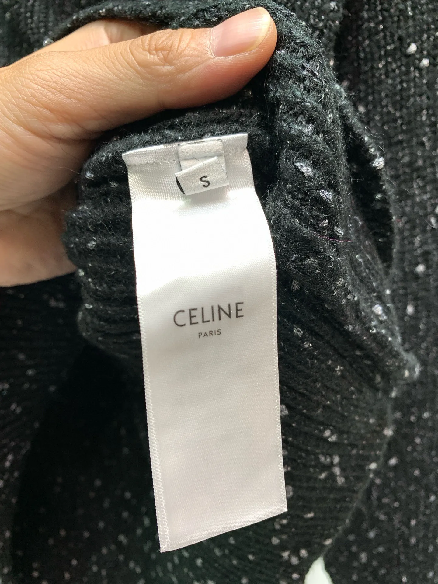 🅿️380 🀄️ CELINE Celine new style knitted pullover for men and women in autumn and winter 2025. Limited edition at New York Soho store. French luxury brand celine uses custom-made wool blended fabrics. It is an elegant and fashionable style. The quality is absolutely guaranteed. The classic and fashionable style will never go out of style. The clothes are thicker, which makes the overall softness and full texture cause extreme comfort. The sequin embroidery design of the logo pattern on the body is low-key yet fashionable. The workmanship of the overall clothes perfectly reflects the brand's design concept and sophisticated production technology. You can choose from them. Whether you go out daily or do sports, you can show your personal taste.