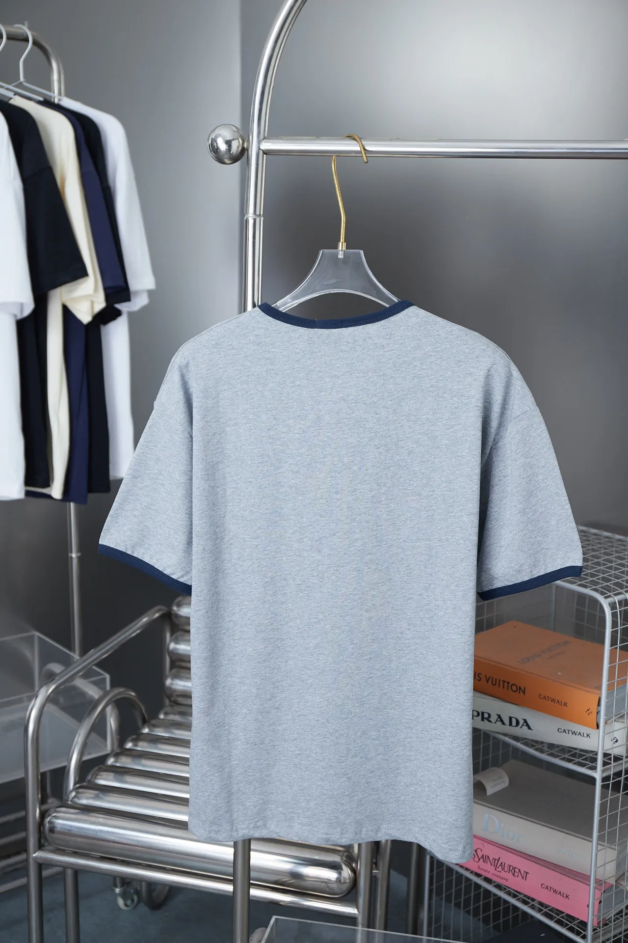 🅿️170 CELIN* 25SS early spring new style, letter printed short sleeves, light luxury, essential item for daily commuting for men and women, correct version, welcome to compare, detailed features · 320g 100% pure cotton double yarn jersey fabric · Custom dyed in the same cylinder, special thickened 32 count double strand 1X1 thread · Classic letter logo printing on the front. Collar, cuffs contrasting threads · Double-needle sewing and cross-seam technology · Original main mark, washed tag, brand moisture-proof paper packaging Color: Gray Size: S/M/L/XL