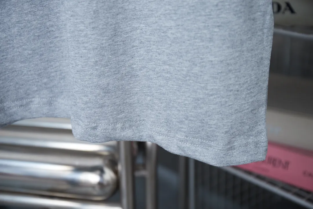 🅿️170 CELIN* 25SS early spring new style, letter printed short sleeves, light luxury, essential item for daily commuting for men and women, correct version, welcome to compare, detailed features · 320g 100% pure cotton double yarn jersey fabric · Custom dyed in the same cylinder, special thickened 32 count double strand 1X1 thread · Classic letter logo printing on the front. Collar, cuffs contrasting threads · Double-needle sewing and cross-seam technology · Original main mark, washed tag, brand moisture-proof paper packaging Color: Gray Size: S/M/L/XL