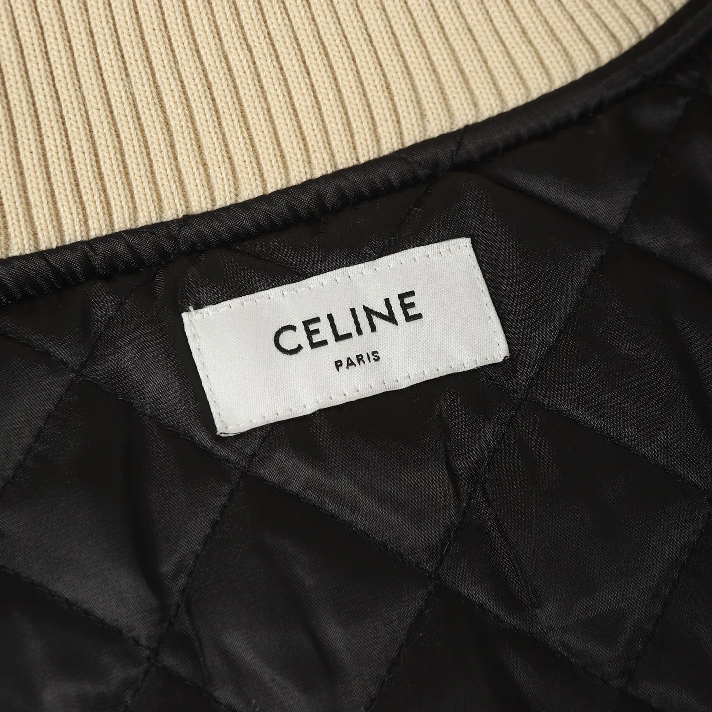 🅿️710 Celine washed denim patchwork baseball jacket. I ordered the original model and it took a month to finally ship. I love it so much. The upper body is really handsome. A Douyin blogger said that this year's new product will become a future trend. If you look through street photos, you will find that celebrities regard it as a collectible item, a must-have item for men and women who want light luxury for commuting. Developing the highest version on the entire network, it took 1 month to customize and the cost was extremely high. The German imported flat machine made custom-woven wool jacquard threads, using the first layer of imported lambskin. The texture of the pleats is incomparable. It is hand-cut and meticulously crafted. The stitching position is very technical. Whether the whole piece is good or not depends on this position. Top-notch workmanship and details can stand the test. A full set of customized accessories, the letters are clear and perfectly restored without any difference. High-end atmosphere and full grade! The entire piece is exclusively customized with heavy craftsmanship. The towel appliqué embroidery is perfectly combined with craft embroidery and the needle is placed accurately! Absolute craftsmanship quality! SIZE：S/M/L/XL