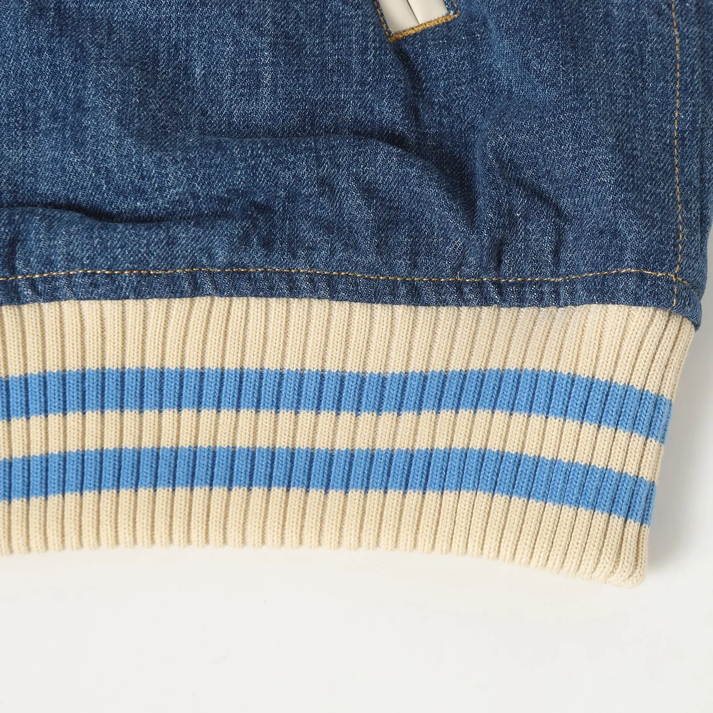 🅿️710 Celine washed denim patchwork baseball jacket. I ordered the original model and it took a month to finally ship. I love it so much. The upper body is really handsome. A Douyin blogger said that this year's new product will become a future trend. If you look through street photos, you will find that celebrities regard it as a collectible item, a must-have item for men and women who want light luxury for commuting. Developing the highest version on the entire network, it took 1 month to customize and the cost was extremely high. The German imported flat machine made custom-woven wool jacquard threads, using the first layer of imported lambskin. The texture of the pleats is incomparable. It is hand-cut and meticulously crafted. The stitching position is very technical. Whether the whole piece is good or not depends on this position. Top-notch workmanship and details can stand the test. A full set of customized accessories, the letters are clear and perfectly restored without any difference. High-end atmosphere and full grade! The entire piece is exclusively customized with heavy craftsmanship. The towel appliqué embroidery is perfectly combined with craft embroidery and the needle is placed accurately! Absolute craftsmanship quality! SIZE：S/M/L/XL