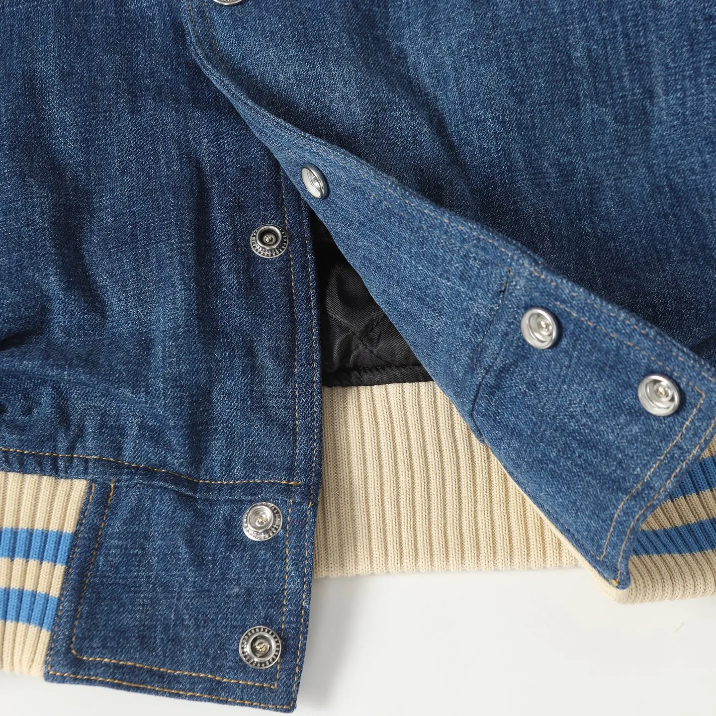 🅿️710 Celine washed denim patchwork baseball jacket. I ordered the original model and it took a month to finally ship. I love it so much. The upper body is really handsome. A Douyin blogger said that this year's new product will become a future trend. If you look through street photos, you will find that celebrities regard it as a collectible item, a must-have item for men and women who want light luxury for commuting. Developing the highest version on the entire network, it took 1 month to customize and the cost was extremely high. The German imported flat machine made custom-woven wool jacquard threads, using the first layer of imported lambskin. The texture of the pleats is incomparable. It is hand-cut and meticulously crafted. The stitching position is very technical. Whether the whole piece is good or not depends on this position. Top-notch workmanship and details can stand the test. A full set of customized accessories, the letters are clear and perfectly restored without any difference. High-end atmosphere and full grade! The entire piece is exclusively customized with heavy craftsmanship. The towel appliqué embroidery is perfectly combined with craft embroidery and the needle is placed accurately! Absolute craftsmanship quality! SIZE：S/M/L/XL