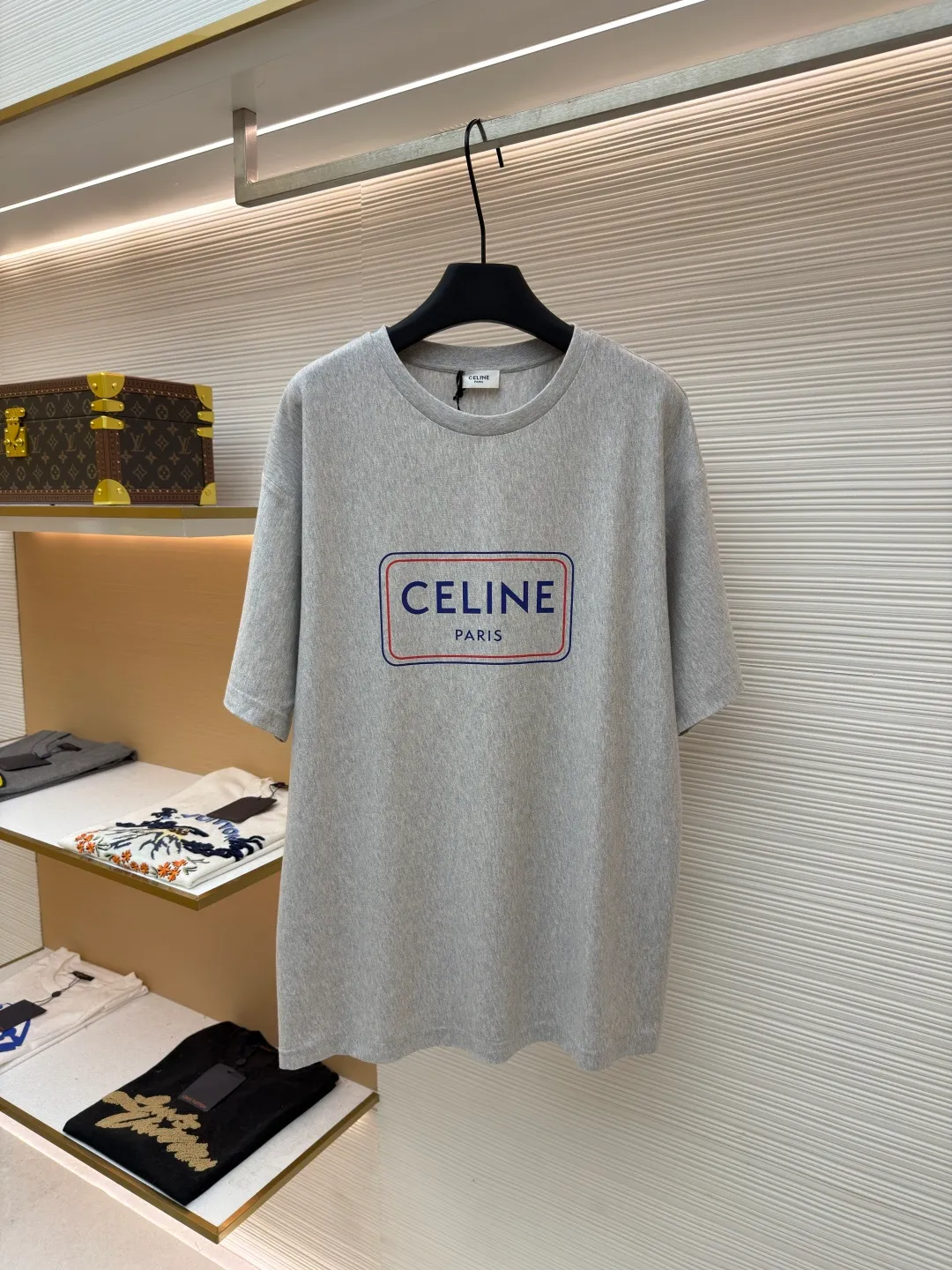 Celine blue frame printed round neck short sleeves ●Original version: Purchased and developed at 5100 ●Item number: 1681995-A00 ●Fabric: plain knitted fabric ●Technology: Glue printing production ●Color: gray ●Version: Fitted version ●Weight: about 225 grams ●Size: XS-S-M-L ●Description: The main body is made of 24S special woven compact cotton to make jersey fabric, weight 180g. High-count combed cotton yarn eliminates most of the short hairiness through compact spinning process, making the yarn smoother and stronger. The woven fabric structure is extremely dense, flat and soft, with excellent anti-pilling ability and durability, while retaining the natural advantages of pure cotton, which is breathable and skin-friendly. The neckline is made of 32S 1x1 rib with a weight of 300g. The finer yarn count creates a more delicate and tight thread, which provides better elasticity and deformation resistance than ordinary ribs, ensuring that the neckline can still remain stiff after being put on and taken off many times. Silicone oil slurry printing is a printing process that is prepared by mixing silicone oil and special slurry. Its characteristic is that it can form a unique matte and slightly astringent coating texture on the fabric. The printing area presents a soft matte effect, with moderate color saturation and a slight texture, which is in sharp contrast to common glossy offset printing. In terms of hand feel, the printing area feels smooth with a slight powdery resistance, similar to fine suede or chalk gray texture, without obvious filmy or hardening phenomena. Due to the addition of silicone oil, the pattern area has excellent flexibility and crack resistance while maintaining three-dimensionality. It is not easy to crack after repeated rubbing, and its breathability is better than traditional thick paste printing, achieving a balance between decoration and wearing comfort. The overall wiring is straight and delicate, the fabric is comfortable and soft, and the color is consistent without color difference. It can be matched with the same style to create a fashionable look and control various occasions. Customized accessories, complete with three standards, same style for men and women!