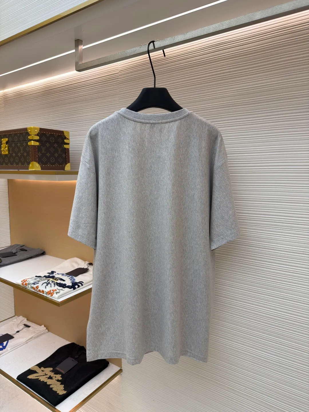 Celine blue frame printed round neck short sleeves ●Original version: Purchased and developed at 5100 ●Item number: 1681995-A00 ●Fabric: plain knitted fabric ●Technology: Glue printing production ●Color: gray ●Version: Fitted version ●Weight: about 225 grams ●Size: XS-S-M-L ●Description: The main body is made of 24S special woven compact cotton to make jersey fabric, weight 180g. High-count combed cotton yarn eliminates most of the short hairiness through compact spinning process, making the yarn smoother and stronger. The woven fabric structure is extremely dense, flat and soft, with excellent anti-pilling ability and durability, while retaining the natural advantages of pure cotton, which is breathable and skin-friendly. The neckline is made of 32S 1x1 rib with a weight of 300g. The finer yarn count creates a more delicate and tight thread, which provides better elasticity and deformation resistance than ordinary ribs, ensuring that the neckline can still remain stiff after being put on and taken off many times. Silicone oil slurry printing is a printing process that is prepared by mixing silicone oil and special slurry. Its characteristic is that it can form a unique matte and slightly astringent coating texture on the fabric. The printing area presents a soft matte effect, with moderate color saturation and a slight texture, which is in sharp contrast to common glossy offset printing. In terms of hand feel, the printing area feels smooth with a slight powdery resistance, similar to fine suede or chalk gray texture, without obvious filmy or hardening phenomena. Due to the addition of silicone oil, the pattern area has excellent flexibility and crack resistance while maintaining three-dimensionality. It is not easy to crack after repeated rubbing, and its breathability is better than traditional thick paste printing, achieving a balance between decoration and wearing comfort. The overall wiring is straight and delicate, the fabric is comfortable and soft, and the color is consistent without color difference. It can be matched with the same style to create a fashionable look and control various occasions. Customized accessories, complete with three standards, same style for men and women!