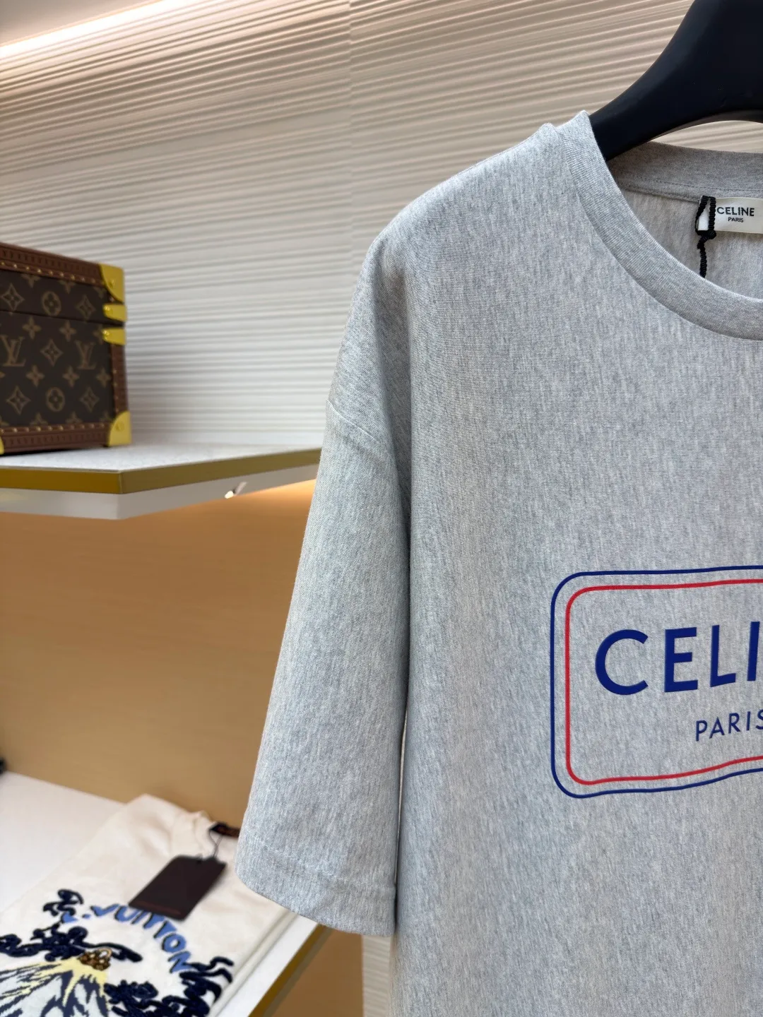 Celine blue frame printed round neck short sleeves ●Original version: Purchased and developed at 5100 ●Item number: 1681995-A00 ●Fabric: plain knitted fabric ●Technology: Glue printing production ●Color: gray ●Version: Fitted version ●Weight: about 225 grams ●Size: XS-S-M-L ●Description: The main body is made of 24S special woven compact cotton to make jersey fabric, weight 180g. High-count combed cotton yarn eliminates most of the short hairiness through compact spinning process, making the yarn smoother and stronger. The woven fabric structure is extremely dense, flat and soft, with excellent anti-pilling ability and durability, while retaining the natural advantages of pure cotton, which is breathable and skin-friendly. The neckline is made of 32S 1x1 rib with a weight of 300g. The finer yarn count creates a more delicate and tight thread, which provides better elasticity and deformation resistance than ordinary ribs, ensuring that the neckline can still remain stiff after being put on and taken off many times. Silicone oil slurry printing is a printing process that is prepared by mixing silicone oil and special slurry. Its characteristic is that it can form a unique matte and slightly astringent coating texture on the fabric. The printing area presents a soft matte effect, with moderate color saturation and a slight texture, which is in sharp contrast to common glossy offset printing. In terms of hand feel, the printing area feels smooth with a slight powdery resistance, similar to fine suede or chalk gray texture, without obvious filmy or hardening phenomena. Due to the addition of silicone oil, the pattern area has excellent flexibility and crack resistance while maintaining three-dimensionality. It is not easy to crack after repeated rubbing, and its breathability is better than traditional thick paste printing, achieving a balance between decoration and wearing comfort. The overall wiring is straight and delicate, the fabric is comfortable and soft, and the color is consistent without color difference. It can be matched with the same style to create a fashionable look and control various occasions. Customized accessories, complete with three standards, same style for men and women!