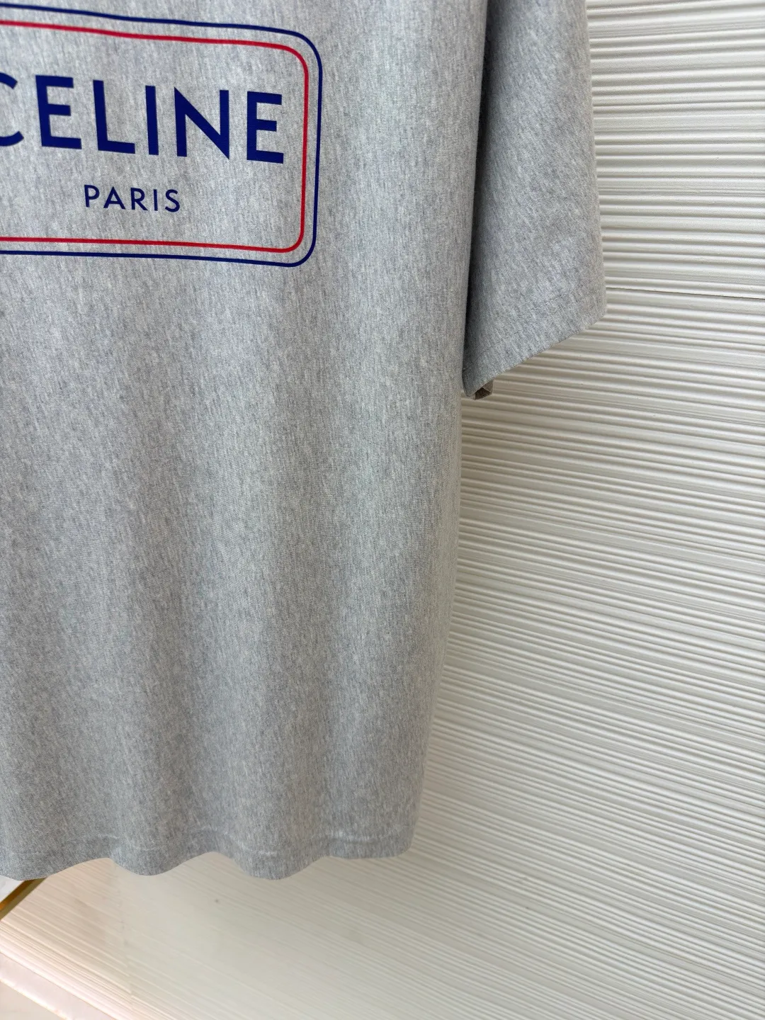 Celine blue frame printed round neck short sleeves ●Original version: Purchased and developed at 5100 ●Item number: 1681995-A00 ●Fabric: plain knitted fabric ●Technology: Glue printing production ●Color: gray ●Version: Fitted version ●Weight: about 225 grams ●Size: XS-S-M-L ●Description: The main body is made of 24S special woven compact cotton to make jersey fabric, weight 180g. High-count combed cotton yarn eliminates most of the short hairiness through compact spinning process, making the yarn smoother and stronger. The woven fabric structure is extremely dense, flat and soft, with excellent anti-pilling ability and durability, while retaining the natural advantages of pure cotton, which is breathable and skin-friendly. The neckline is made of 32S 1x1 rib with a weight of 300g. The finer yarn count creates a more delicate and tight thread, which provides better elasticity and deformation resistance than ordinary ribs, ensuring that the neckline can still remain stiff after being put on and taken off many times. Silicone oil slurry printing is a printing process that is prepared by mixing silicone oil and special slurry. Its characteristic is that it can form a unique matte and slightly astringent coating texture on the fabric. The printing area presents a soft matte effect, with moderate color saturation and a slight texture, which is in sharp contrast to common glossy offset printing. In terms of hand feel, the printing area feels smooth with a slight powdery resistance, similar to fine suede or chalk gray texture, without obvious filmy or hardening phenomena. Due to the addition of silicone oil, the pattern area has excellent flexibility and crack resistance while maintaining three-dimensionality. It is not easy to crack after repeated rubbing, and its breathability is better than traditional thick paste printing, achieving a balance between decoration and wearing comfort. The overall wiring is straight and delicate, the fabric is comfortable and soft, and the color is consistent without color difference. It can be matched with the same style to create a fashionable look and control various occasions. Customized accessories, complete with three standards, same style for men and women!
