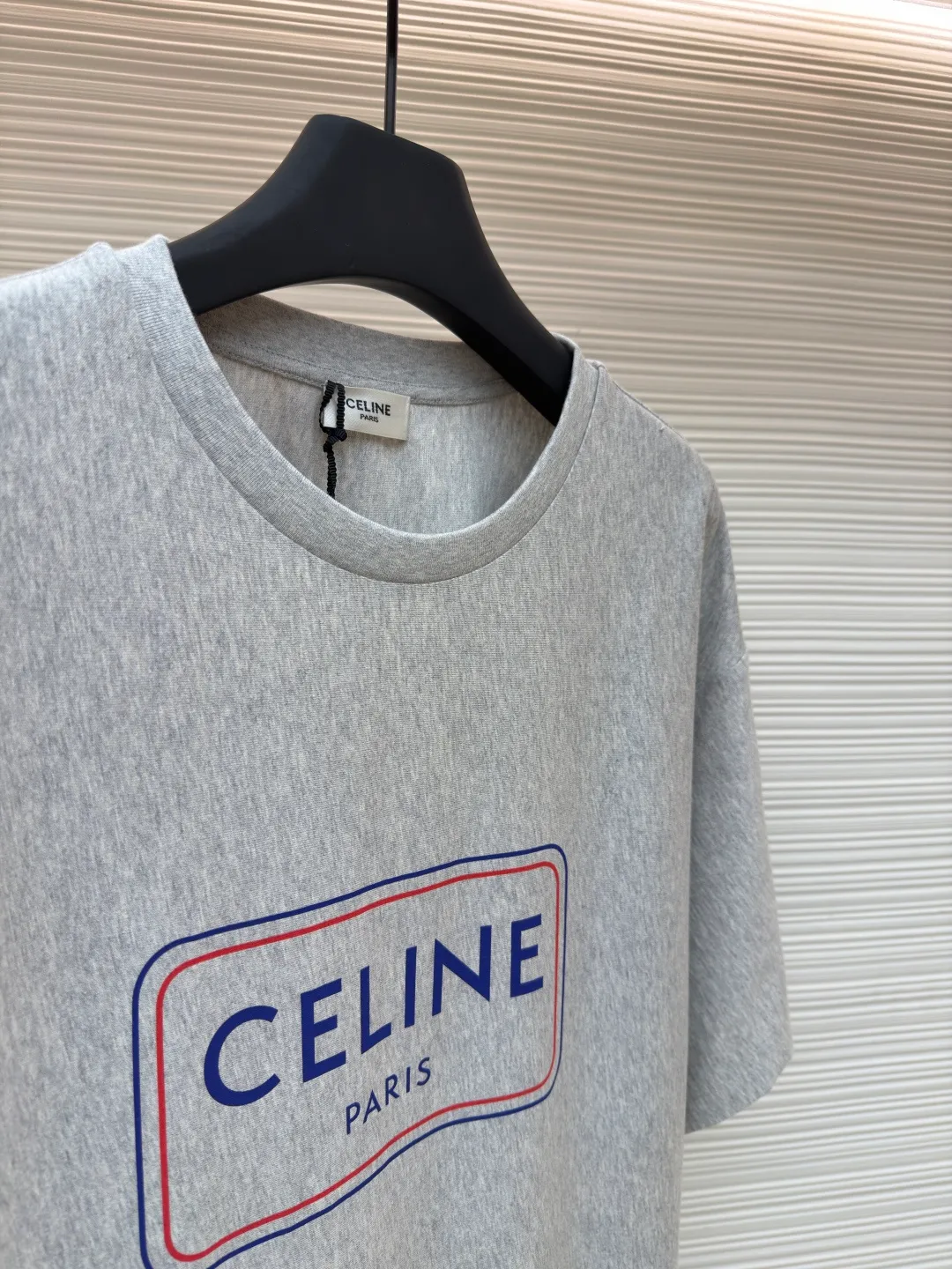 Celine blue frame printed round neck short sleeves ●Original version: Purchased and developed at 5100 ●Item number: 1681995-A00 ●Fabric: plain knitted fabric ●Technology: Glue printing production ●Color: gray ●Version: Fitted version ●Weight: about 225 grams ●Size: XS-S-M-L ●Description: The main body is made of 24S special woven compact cotton to make jersey fabric, weight 180g. High-count combed cotton yarn eliminates most of the short hairiness through compact spinning process, making the yarn smoother and stronger. The woven fabric structure is extremely dense, flat and soft, with excellent anti-pilling ability and durability, while retaining the natural advantages of pure cotton, which is breathable and skin-friendly. The neckline is made of 32S 1x1 rib with a weight of 300g. The finer yarn count creates a more delicate and tight thread, which provides better elasticity and deformation resistance than ordinary ribs, ensuring that the neckline can still remain stiff after being put on and taken off many times. Silicone oil slurry printing is a printing process that is prepared by mixing silicone oil and special slurry. Its characteristic is that it can form a unique matte and slightly astringent coating texture on the fabric. The printing area presents a soft matte effect, with moderate color saturation and a slight texture, which is in sharp contrast to common glossy offset printing. In terms of hand feel, the printing area feels smooth with a slight powdery resistance, similar to fine suede or chalk gray texture, without obvious filmy or hardening phenomena. Due to the addition of silicone oil, the pattern area has excellent flexibility and crack resistance while maintaining three-dimensionality. It is not easy to crack after repeated rubbing, and its breathability is better than traditional thick paste printing, achieving a balance between decoration and wearing comfort. The overall wiring is straight and delicate, the fabric is comfortable and soft, and the color is consistent without color difference. It can be matched with the same style to create a fashionable look and control various occasions. Customized accessories, complete with three standards, same style for men and women!