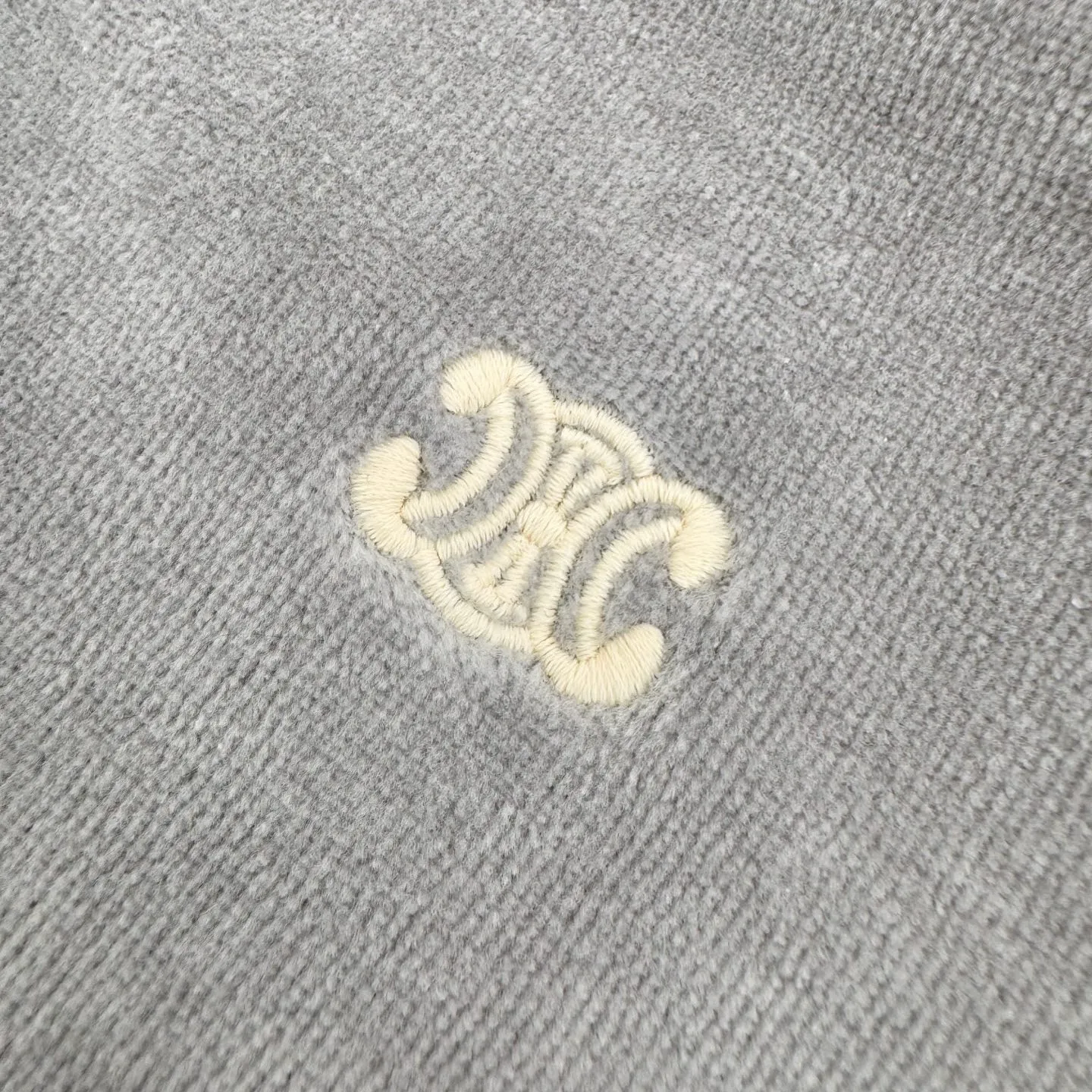 🅿️530 [Exclusive supply] Celine Arc de Triomphe embroidered suede jacket. The original purchase was RMB 14,000. The fabric is made of customized cloud-soft twin velvet matte cotton sateen. It has a soft and waxy touch and is as close to the skin as a cloud. It is based on taupe blue. The iconic CELINE Arc de Triomphe embroidery wakes up on the gray mist suede. It is fully recognizable. The contrasting ribbons are like shooting stars across the shoulders and arms. The metal zipper glows with cold light. The visual impact between movement and static. The stand-up collar is cut with neat lines. It is both strong and soft. It is a style item when taken apart. It is an atmospheric aesthetic when worn together. The suit is worry-free to wear, using imported machine embroidery technology. It uses advanced computer control systems and precise mechanical components to realize the Arc de Triomphe embroidery operation with high precision. The lines are smooth and delicate, and the fabrics have been washed. It has a better hand feel and texture. It is not easy to deform, not easy to shrink, not easy to fade, and maintains long-term beauty. Size:S-M-L-XL
