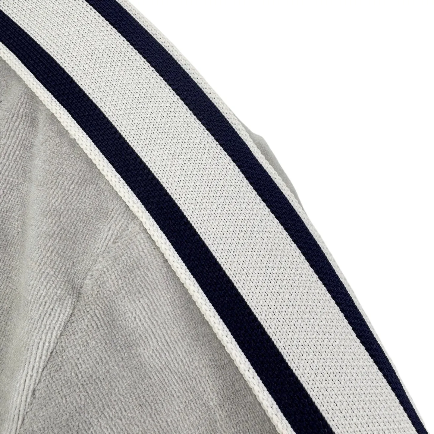 🅿️530 [Exclusive supply] Celine Arc de Triomphe embroidered suede jacket. The original purchase was RMB 14,000. The fabric is made of customized cloud-soft twin velvet matte cotton sateen. It has a soft and waxy touch and is as close to the skin as a cloud. It is based on taupe blue. The iconic CELINE Arc de Triomphe embroidery wakes up on the gray mist suede. It is fully recognizable. The contrasting ribbons are like shooting stars across the shoulders and arms. The metal zipper glows with cold light. The visual impact between movement and static. The stand-up collar is cut with neat lines. It is both strong and soft. It is a style item when taken apart. It is an atmospheric aesthetic when worn together. The suit is worry-free to wear, using imported machine embroidery technology. It uses advanced computer control systems and precise mechanical components to realize the Arc de Triomphe embroidery operation with high precision. The lines are smooth and delicate, and the fabrics have been washed. It has a better hand feel and texture. It is not easy to deform, not easy to shrink, not easy to fade, and maintains long-term beauty. Size:S-M-L-XL