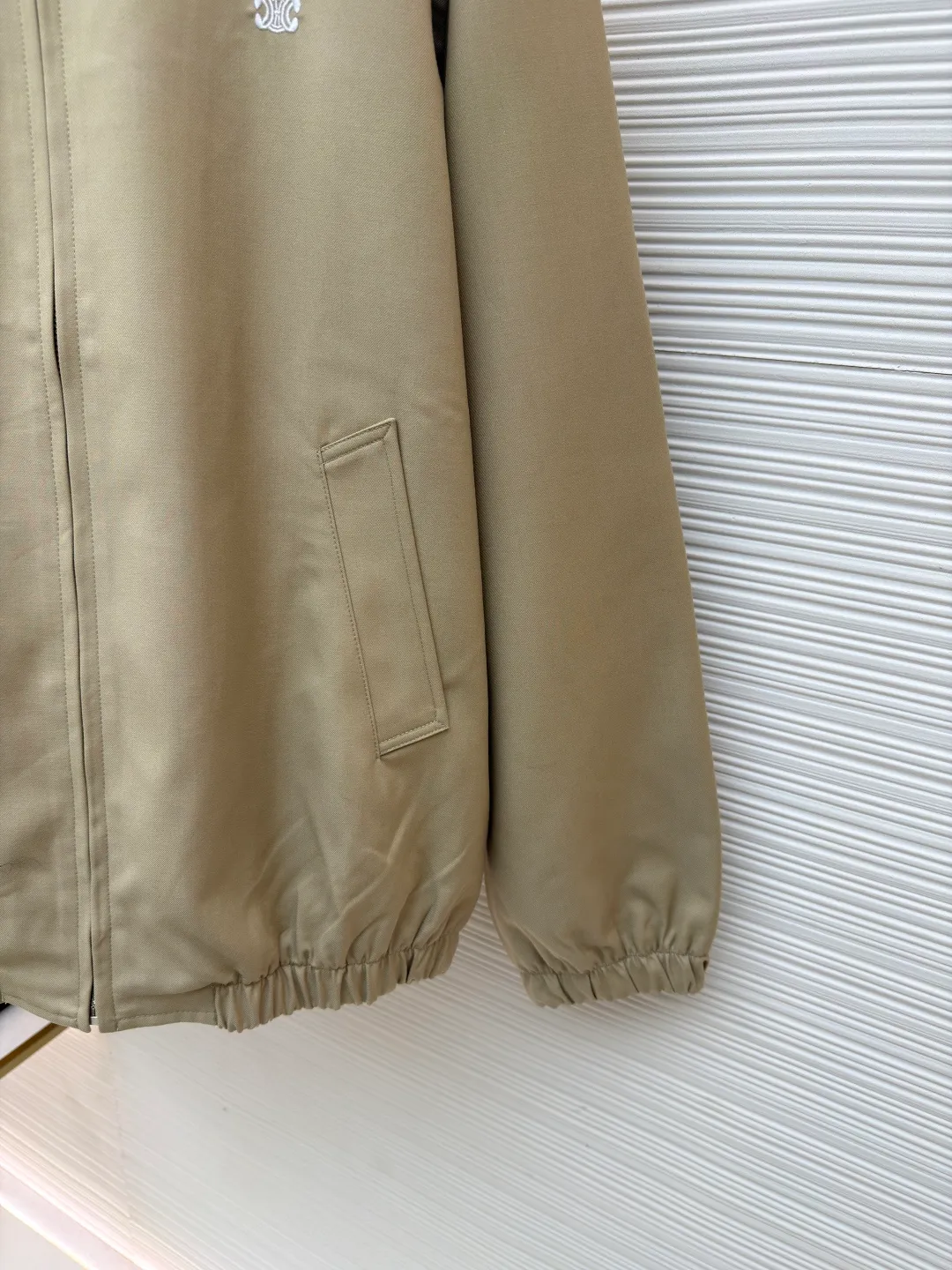 Celine embroidered Arc de Triomphe zipper cadre jacket ●Original version: Purchased and developed for 19500 ●Item number: 1681609-A90 ●Fabric: combed cotton fabric ●Technology: embroidery production ●Color: Khaki ●Version: Fitted version ●Weight: about 740 grams ●Size: S-M-L-XL ●Description: Made of 32-count combed cotton fabric, custom-woven with 60% wool content. Double layer composite thickening, weight is about 400 grams. Lined with high-density spun lining. The zipper uses electroplated hardware and bright silver pull bars, and the zipper uses European-style imported zippers, decorated with composite cowhide sliders. The embroidery uses 3D three-dimensional embroidery, and the chest is embellished with Arc de Triomphe embroidery. Add a touch of simple, high-end style. The shirt collar is made of double layers and ironed to make the upper body of the clothes more three-dimensional. The entire garment is made using a special machine. Fabric: 62% wool, 38% cotton Lining: 100% viscose Pocket lining: 100% cotton TRIOMPHE embroidered loose fit shirt collar, 2 slant suit pockets Elastic waistband and cuffs, zipper closure with TRIOMPHE embossed leather zipper pullers. The overall wiring is straight and delicate, the fabric is comfortable and soft, and the color is consistent without color difference. It can be matched with the same style to create a fashionable look and control various occasions. Customized accessories, complete with three standards, same style for men and women!