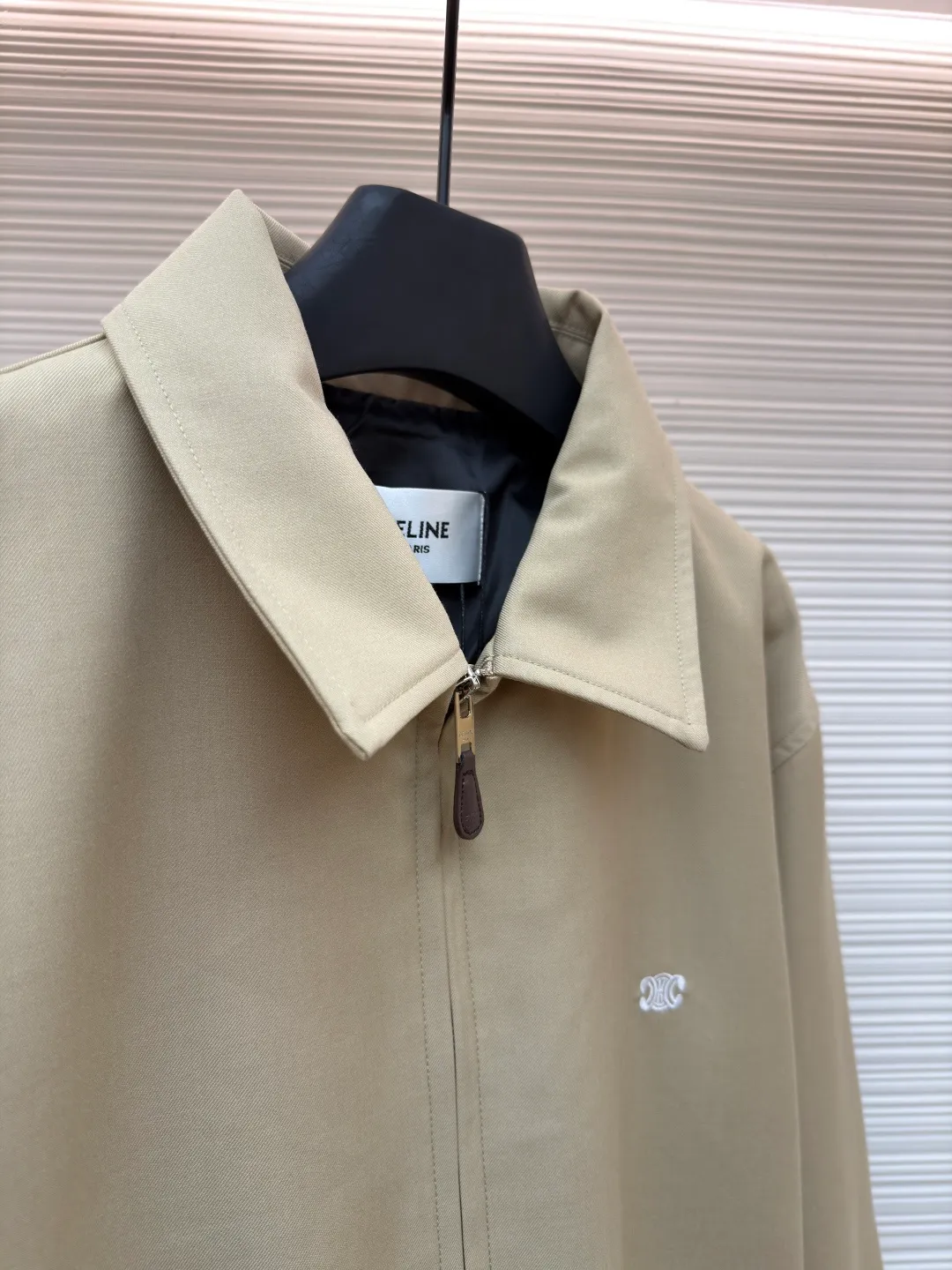 Celine embroidered Arc de Triomphe zipper cadre jacket ●Original version: Purchased and developed for 19500 ●Item number: 1681609-A90 ●Fabric: combed cotton fabric ●Technology: embroidery production ●Color: Khaki ●Version: Fitted version ●Weight: about 740 grams ●Size: S-M-L-XL ●Description: Made of 32-count combed cotton fabric, custom-woven with 60% wool content. Double layer composite thickening, weight is about 400 grams. Lined with high-density spun lining. The zipper uses electroplated hardware and bright silver pull bars, and the zipper uses European-style imported zippers, decorated with composite cowhide sliders. The embroidery uses 3D three-dimensional embroidery, and the chest is embellished with Arc de Triomphe embroidery. Add a touch of simple, high-end style. The shirt collar is made of double layers and ironed to make the upper body of the clothes more three-dimensional. The entire garment is made using a special machine. Fabric: 62% wool, 38% cotton Lining: 100% viscose Pocket lining: 100% cotton TRIOMPHE embroidered loose fit shirt collar, 2 slant suit pockets Elastic waistband and cuffs, zipper closure with TRIOMPHE embossed leather zipper pullers. The overall wiring is straight and delicate, the fabric is comfortable and soft, and the color is consistent without color difference. It can be matched with the same style to create a fashionable look and control various occasions. Customized accessories, complete with three standards, same style for men and women!